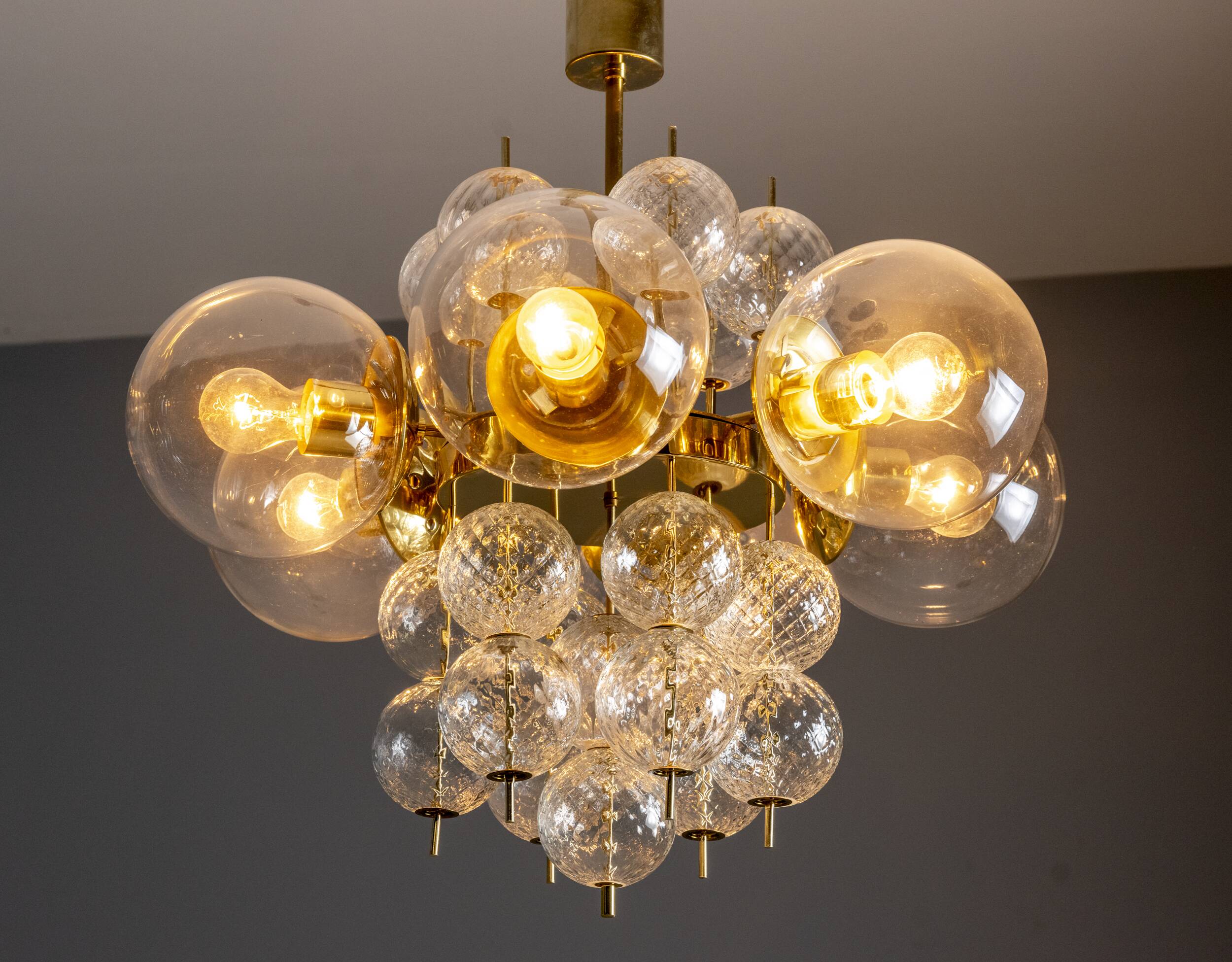 Lustre en laiton et verre du milieu du siècle, Europe, années 1960