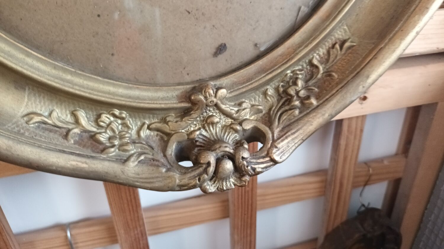 Golden oval frame XXth