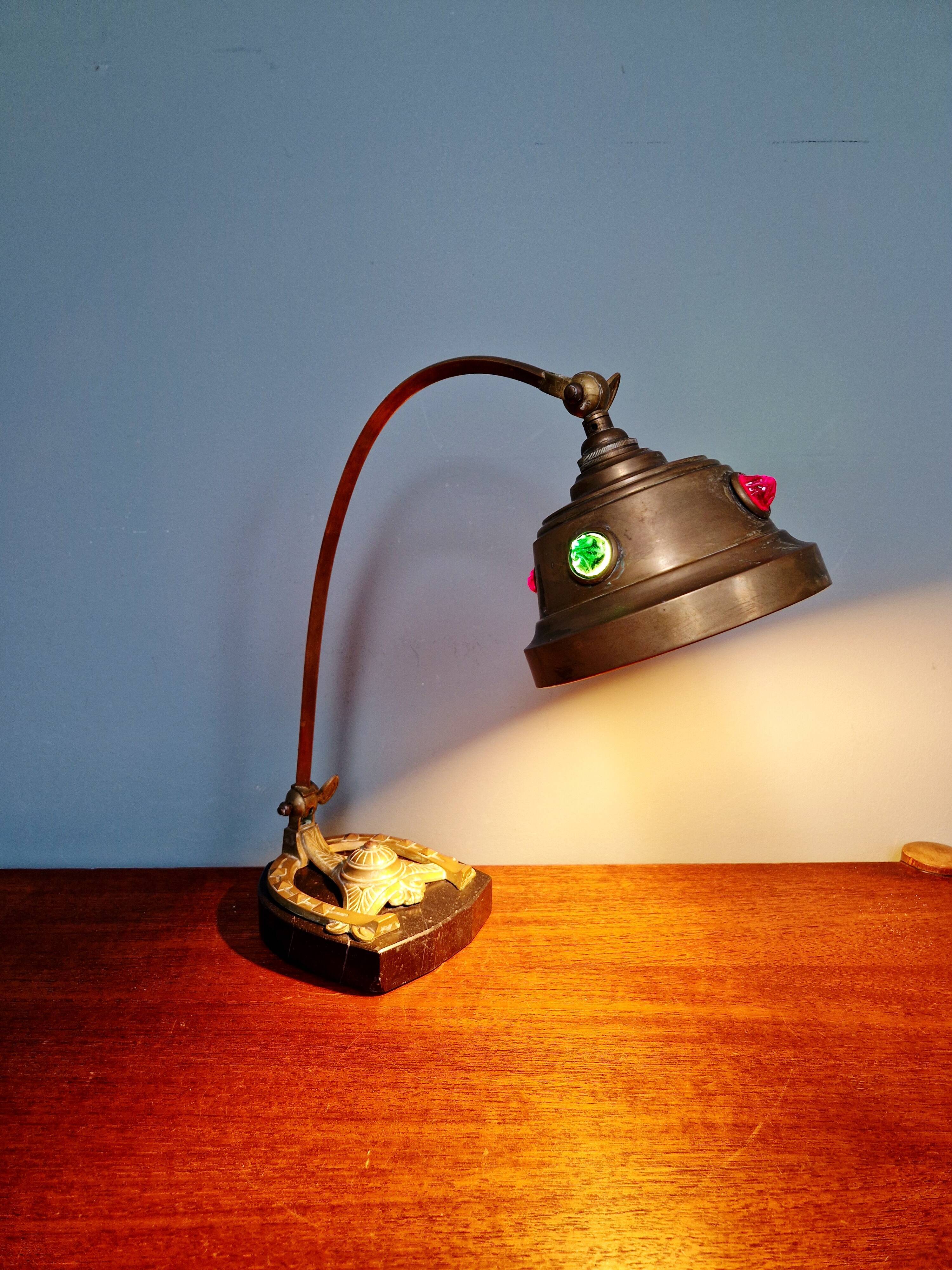 Art Nouveau desk lamp in brass on a black marble base, 1910-20.