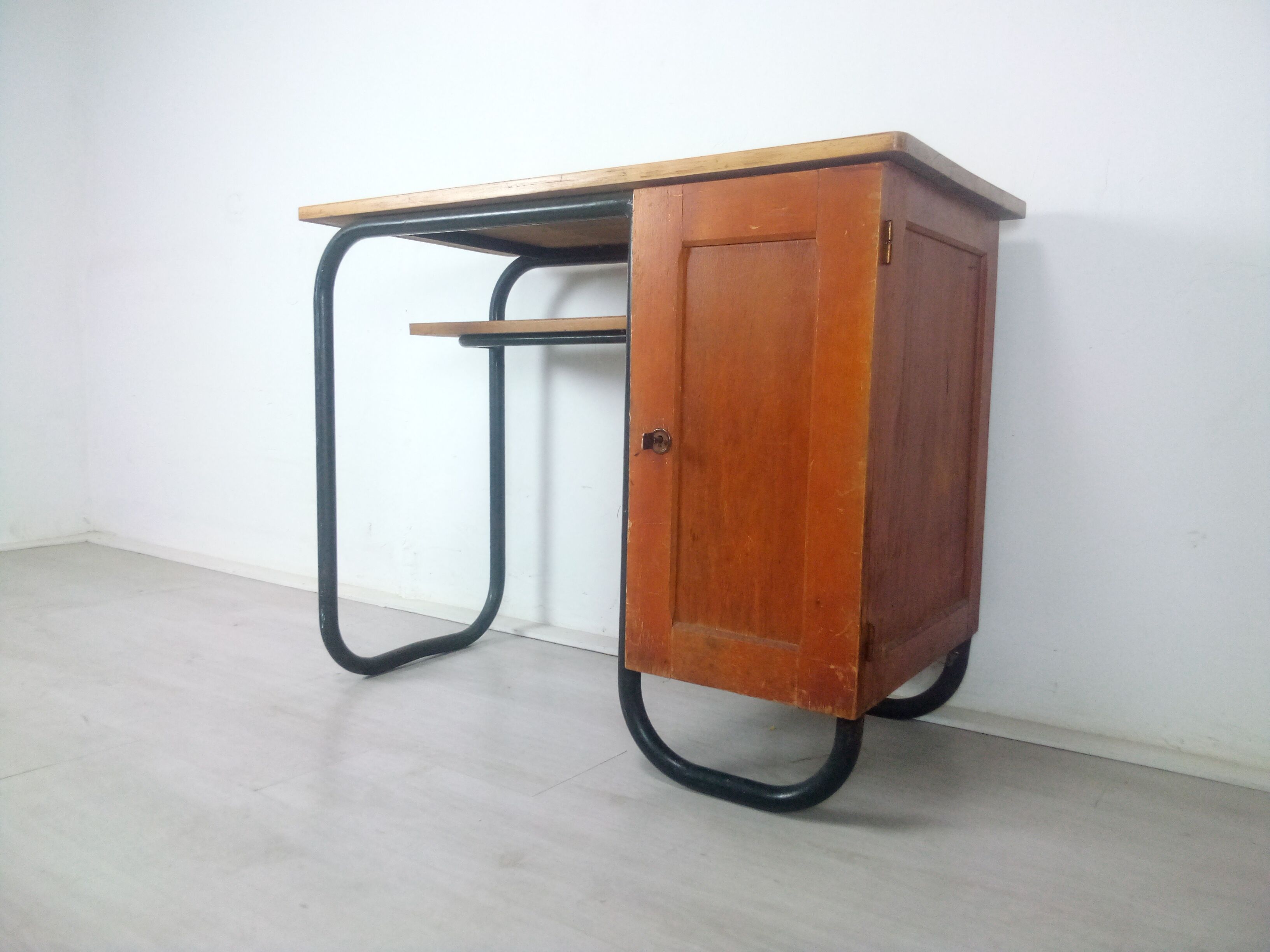 Desk model S22 by Jacques Hitier produced by Mobilor