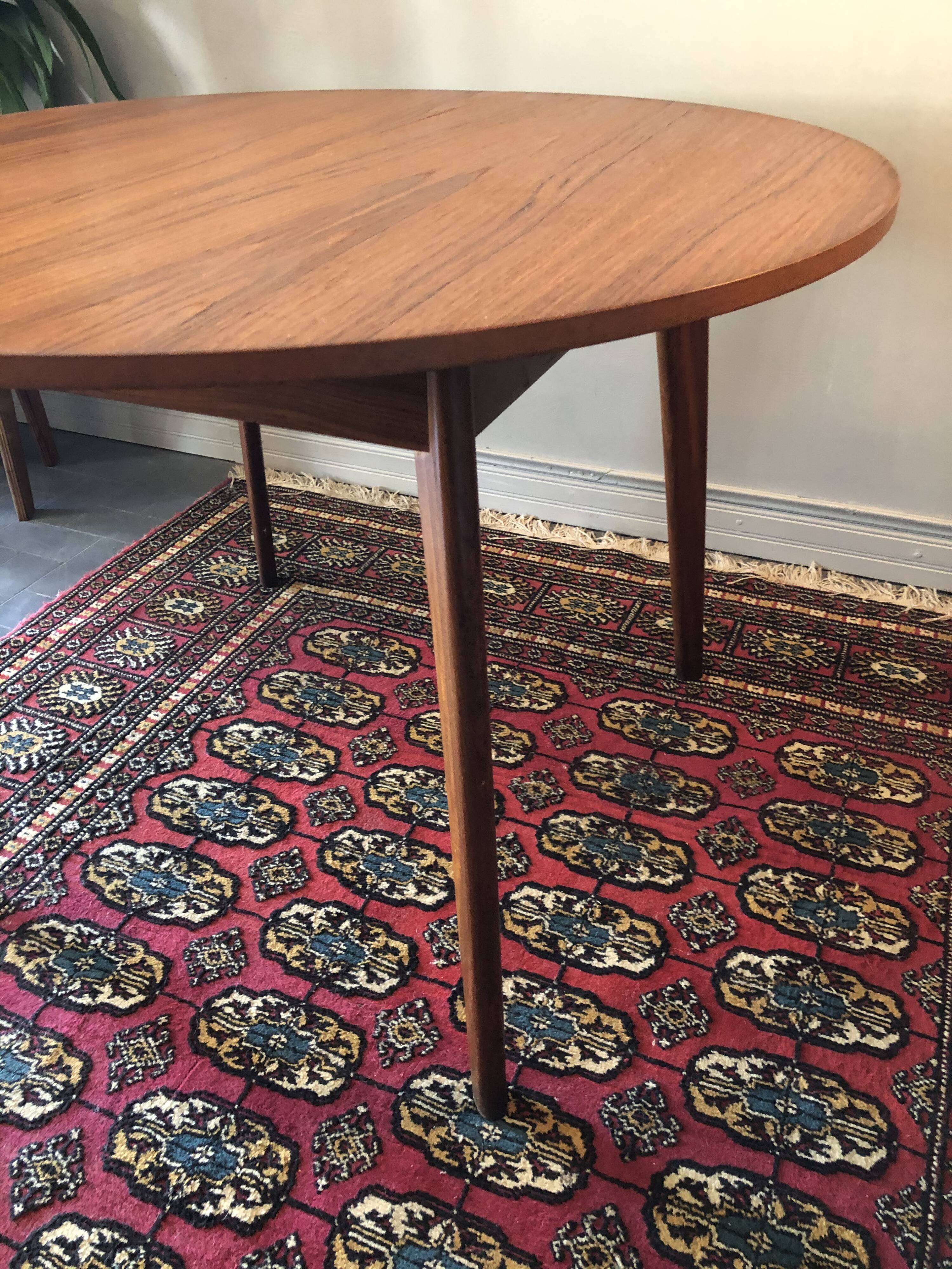 Extendable vintage roundtable