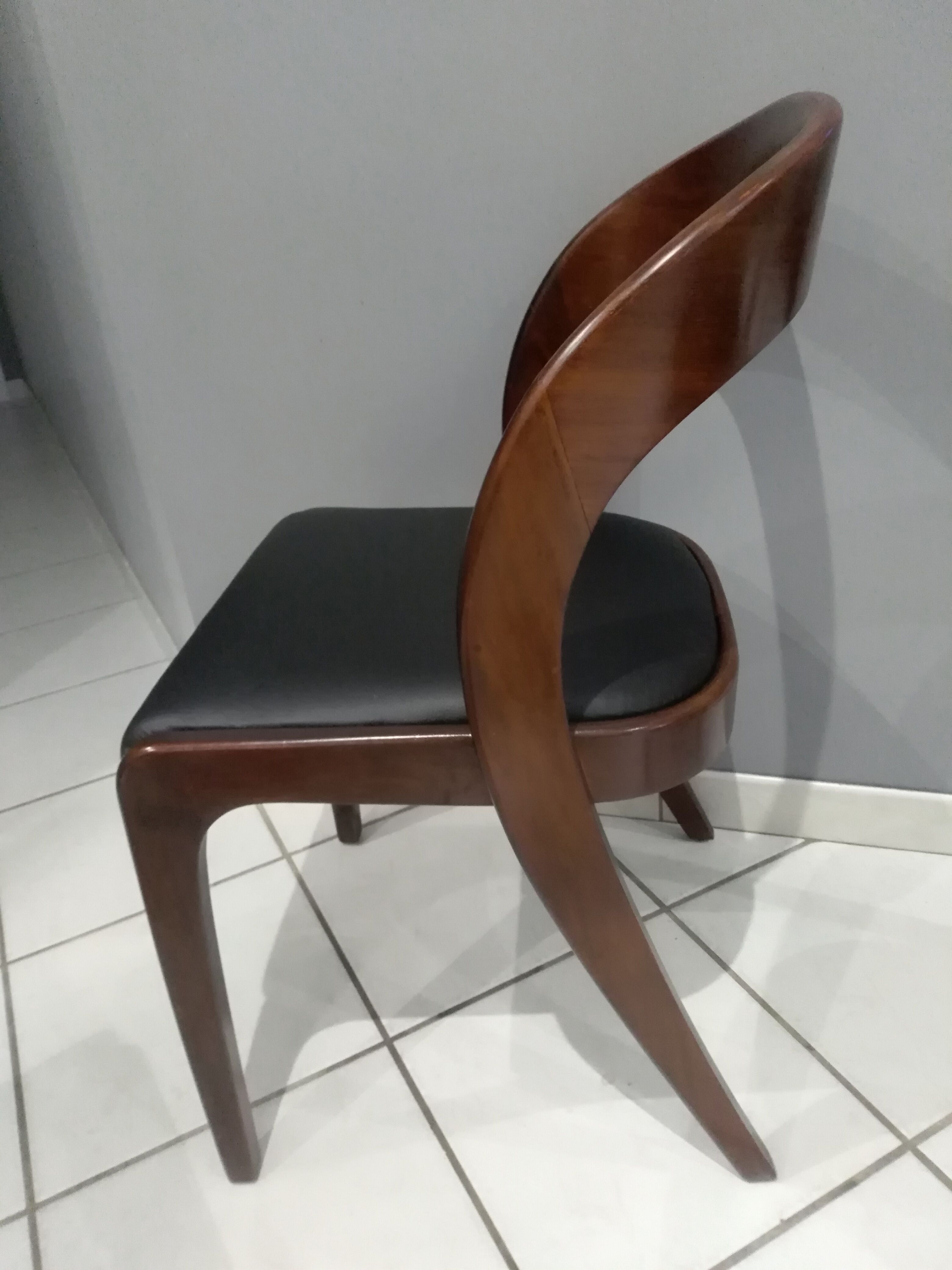 Suite de 4 Chaises a manger Baumann modèle " Gondole" années 1970