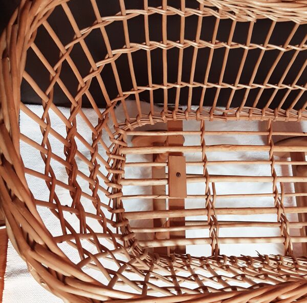 Couffin rotin sur pieds vintage