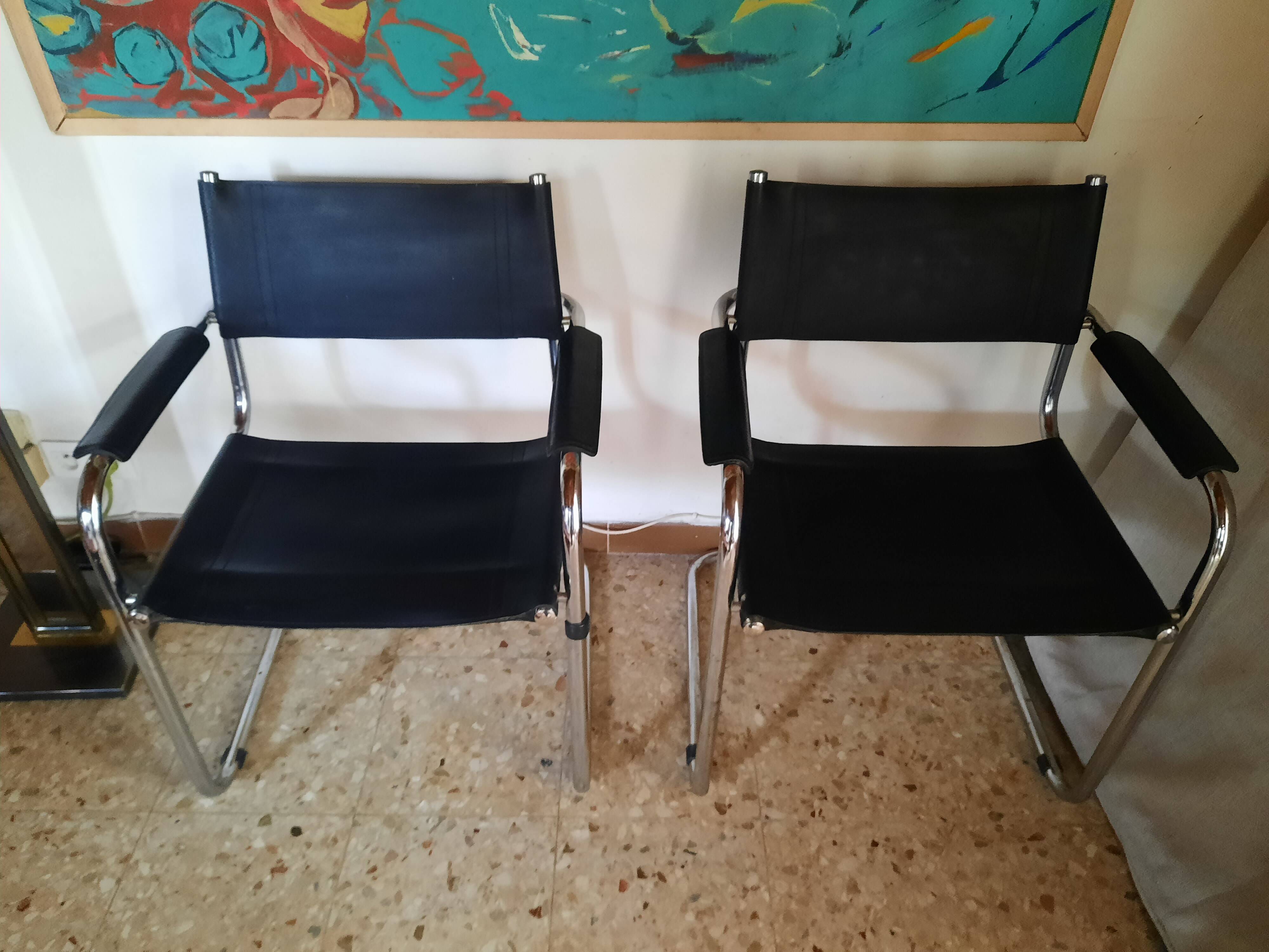 Paire de fauteuils cuir et chrome numérotés années 70