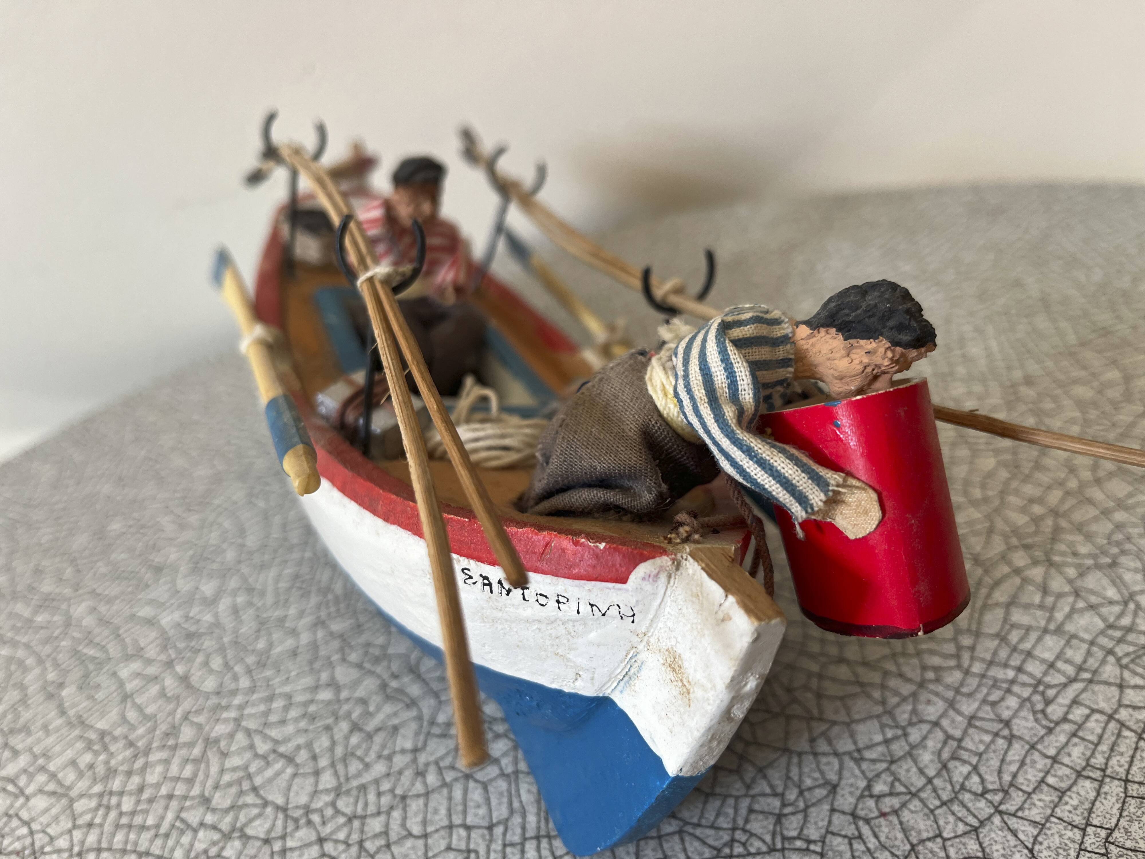 Barque de pêcheurs en bois avec deux personnages en papier maché, années 50-60