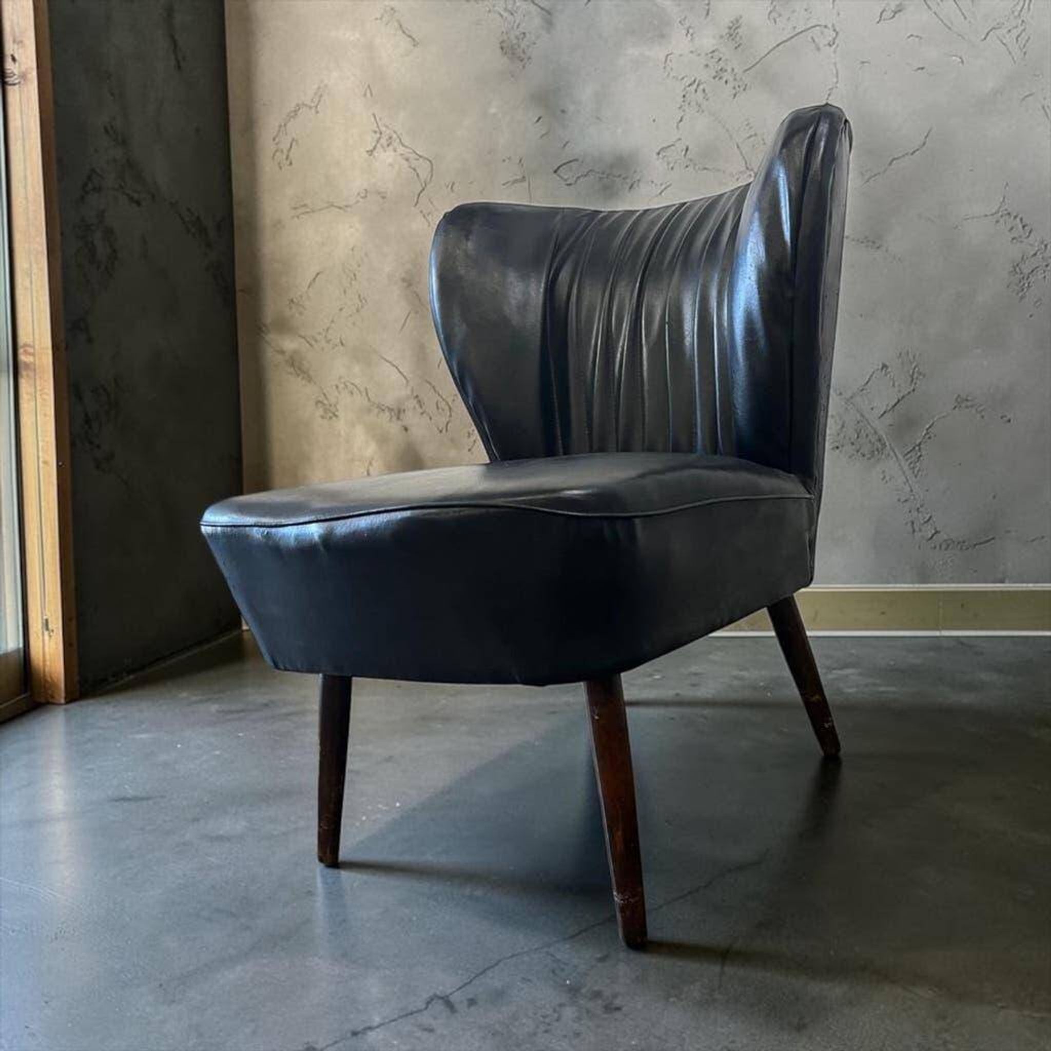Fauteuil cocktail vintage en similicuir noir / siège unique