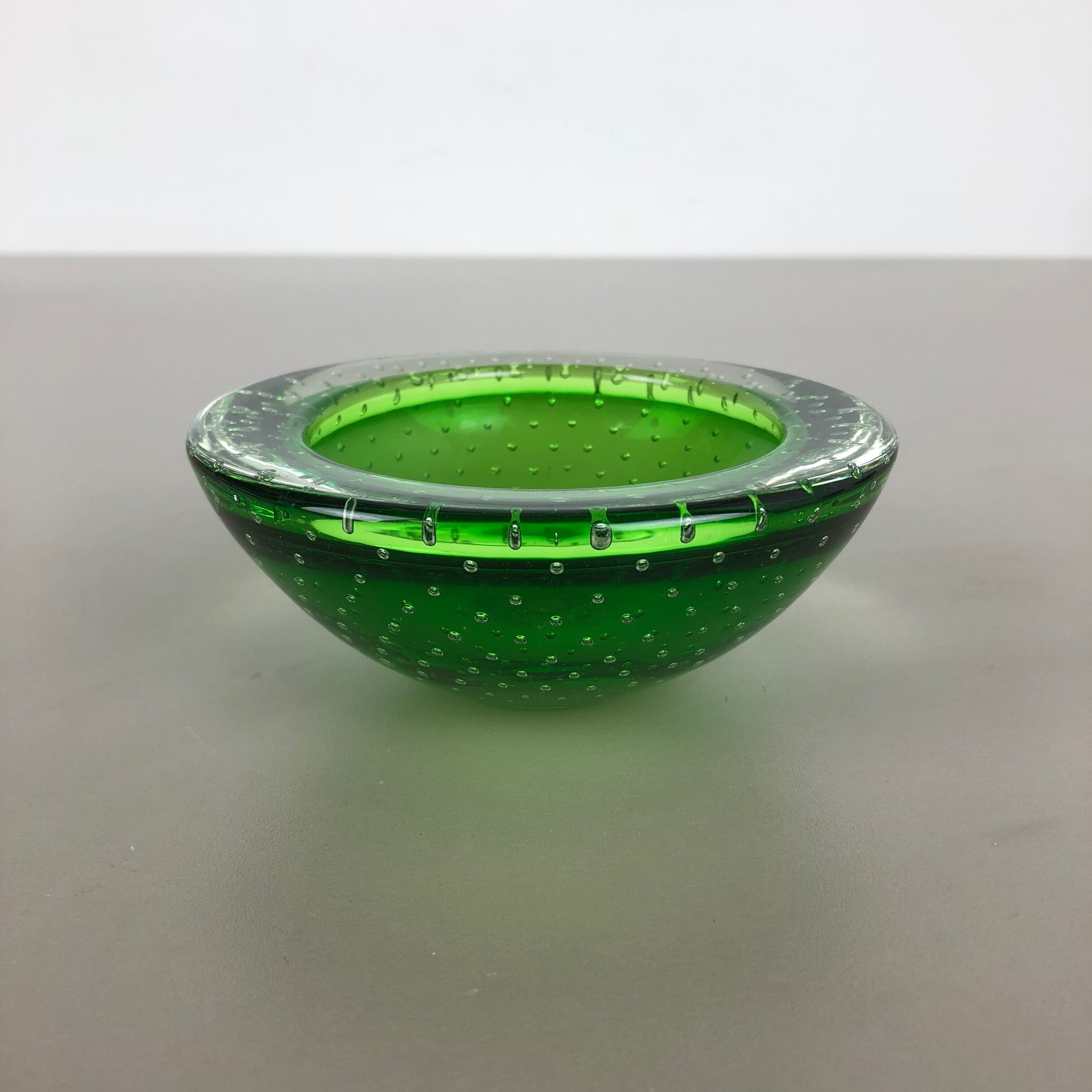 Murano Glass Bullicante "Green" Bowl Element Shell Ashtray Murano, Italy, 1970s