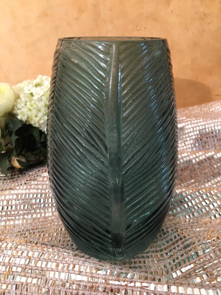 Vase de couleur verte en verre, forme de feuilles