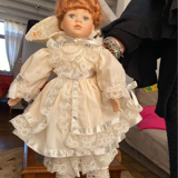 Poupée porcelaine