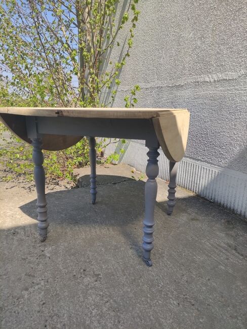 Roundtable with folding sides