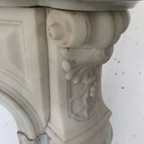 Cheminée de style Louis XV en marbre blanc de Carrare XIX siècle