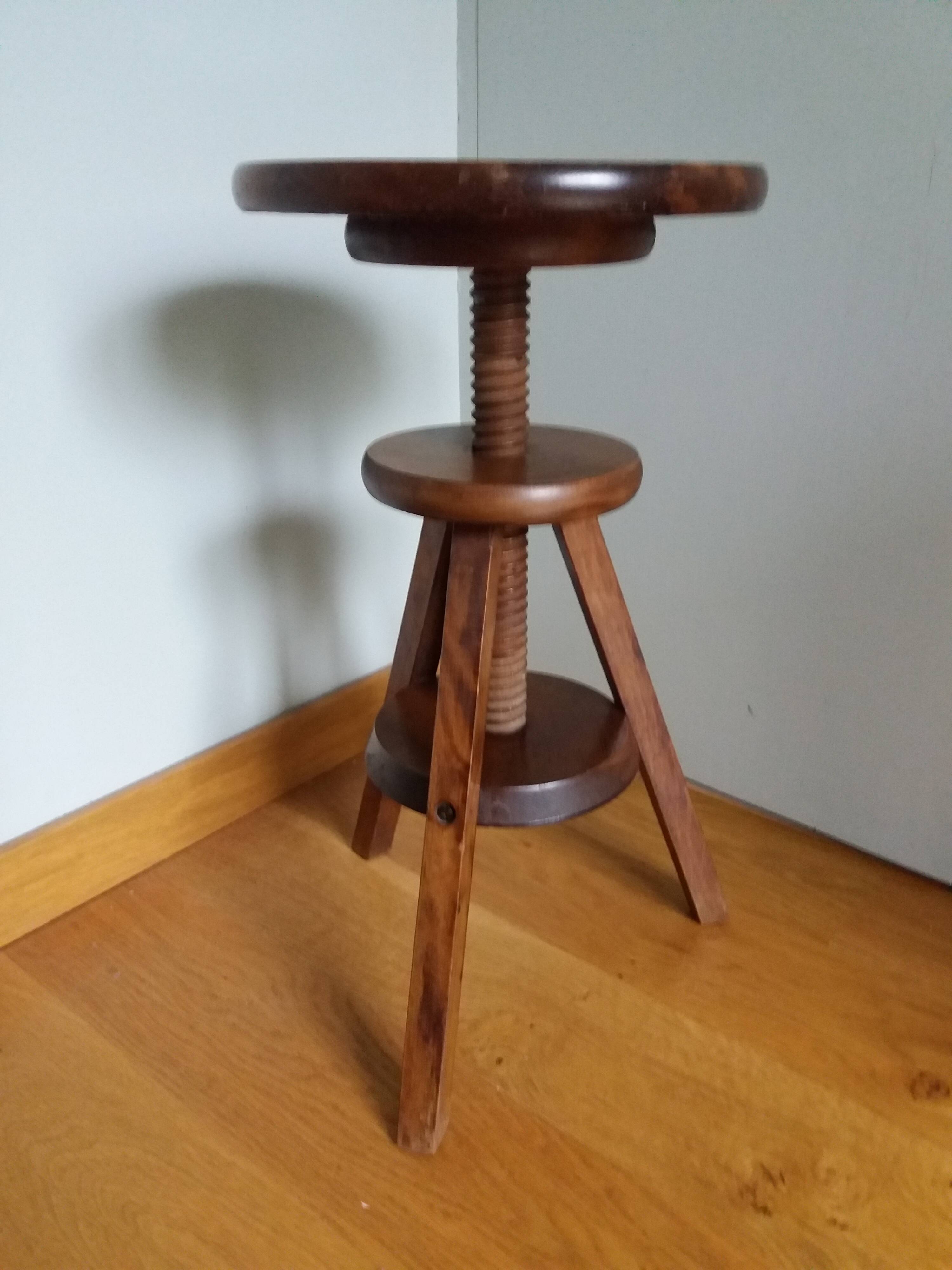 Adjustable screw tripod stool