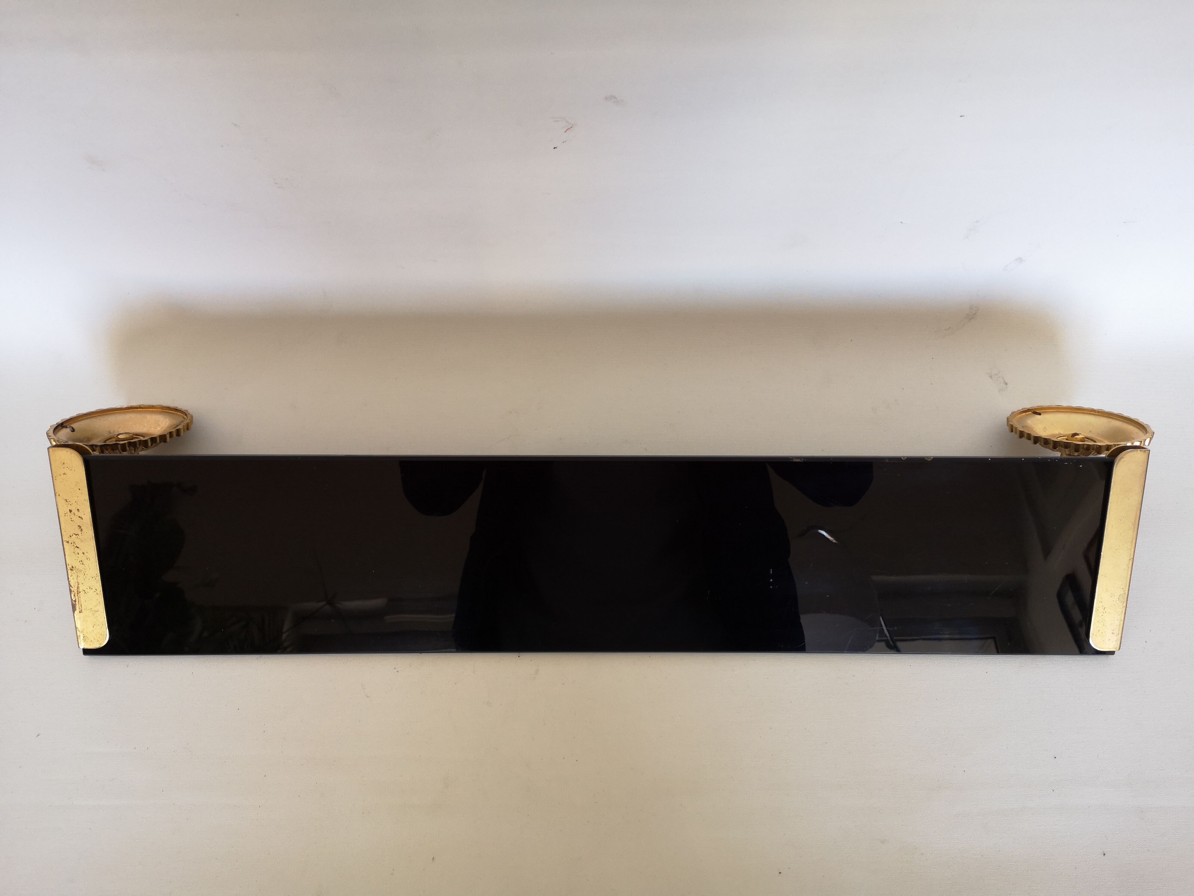 Wall shelf in glass and gold metal