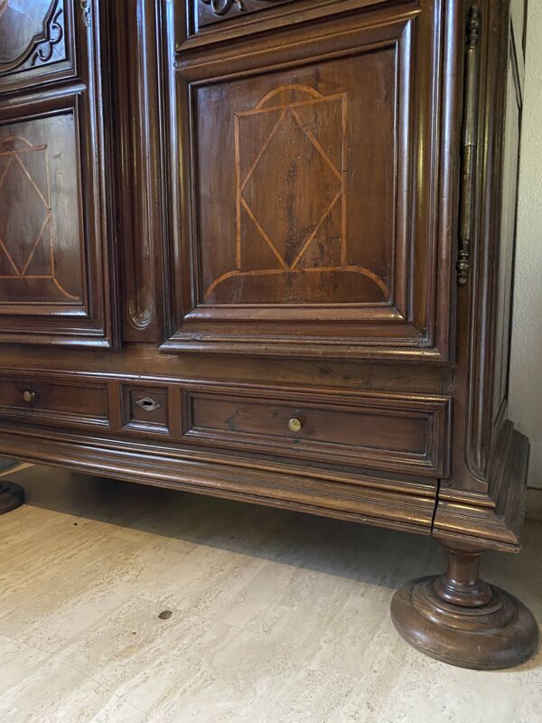 “Grande armoire régionale XVIIIe en noyer marqueté”