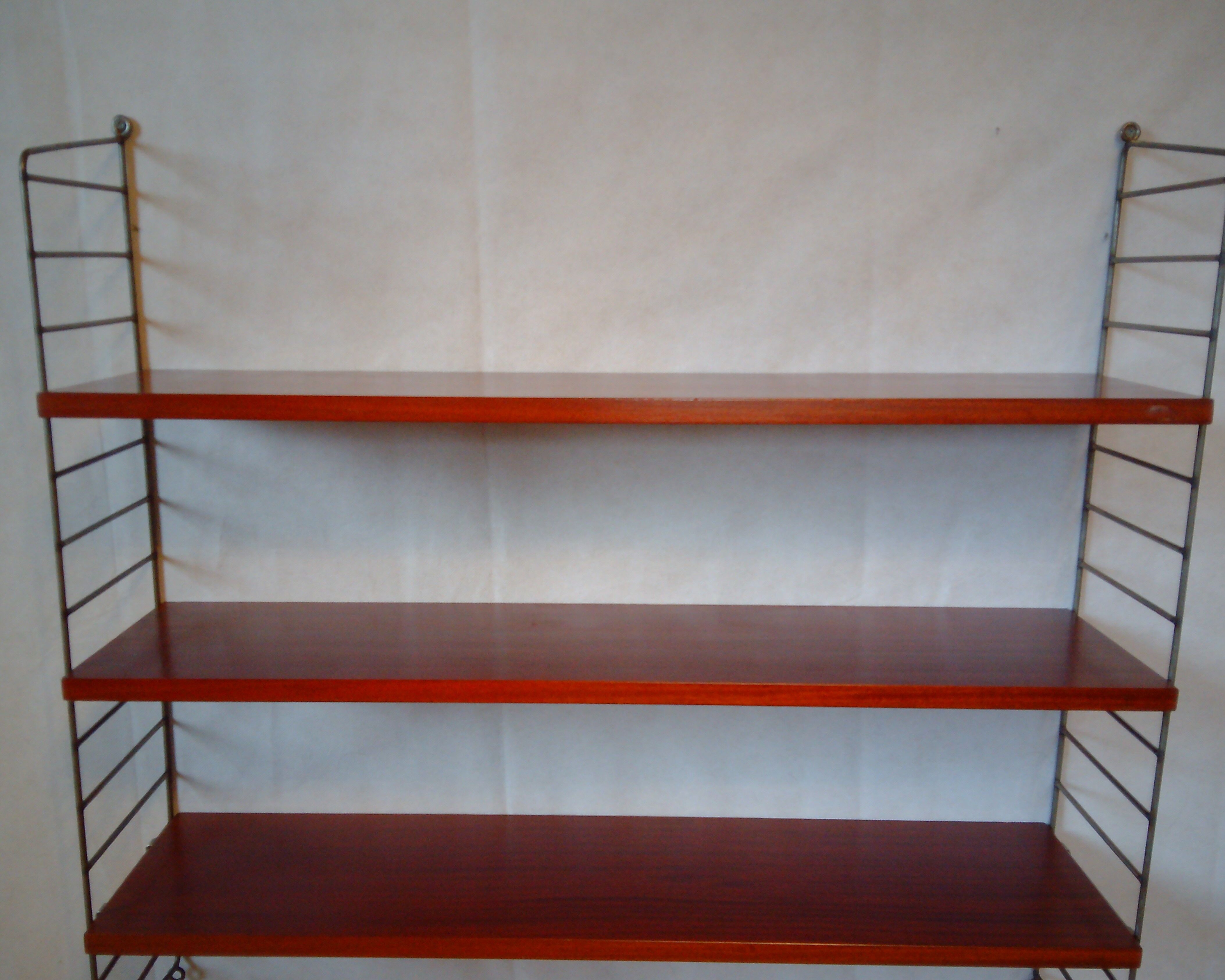 String shelf by Nisse Strinning with three mahogany shelves. Gungrey metal sides.