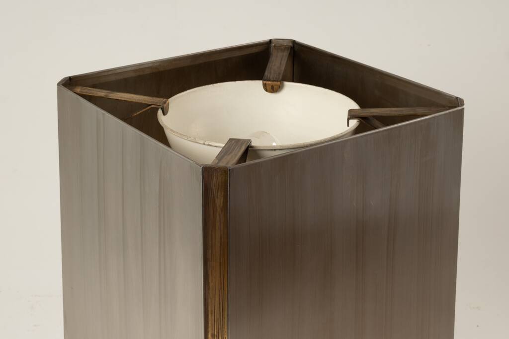 Grande lampe en métal brossé et laiton doré. Années 1970.