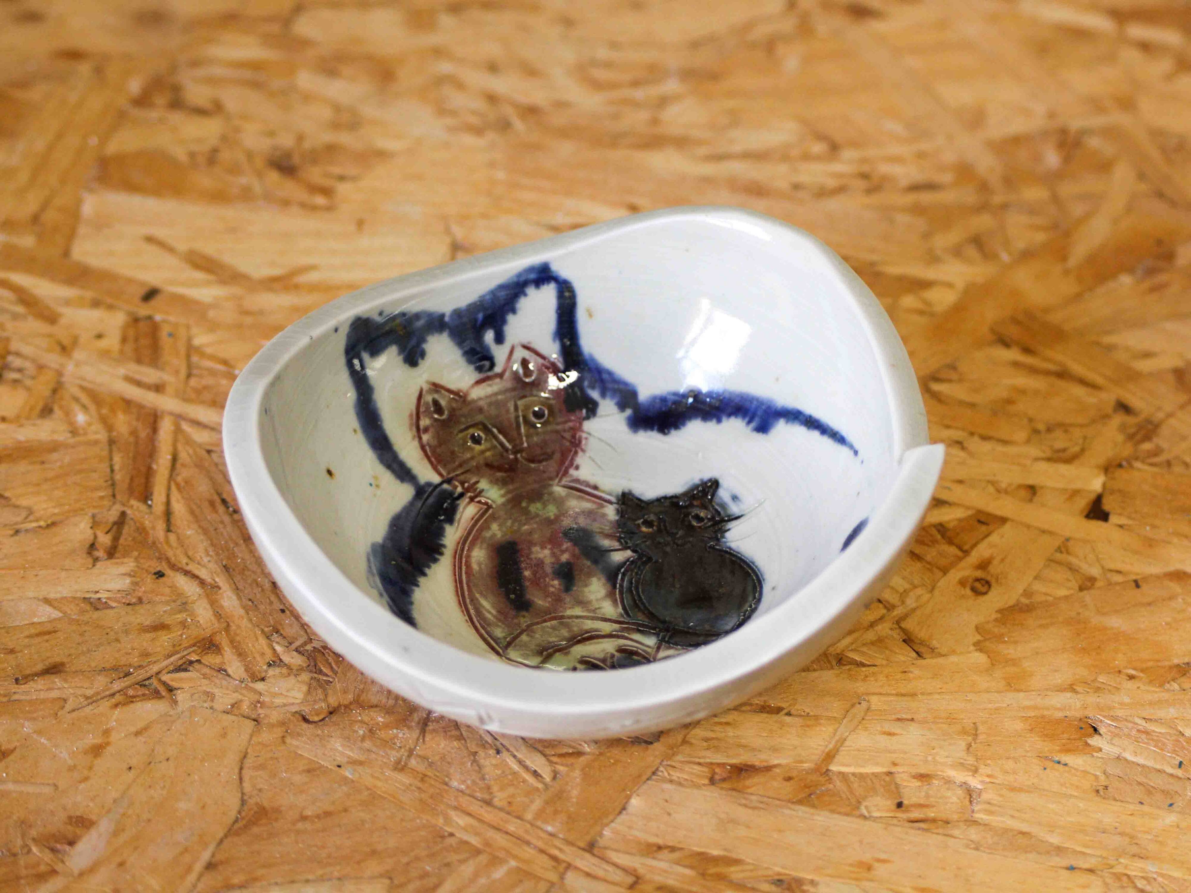 Coupelle en céramique à décor de chats par Annie Maume