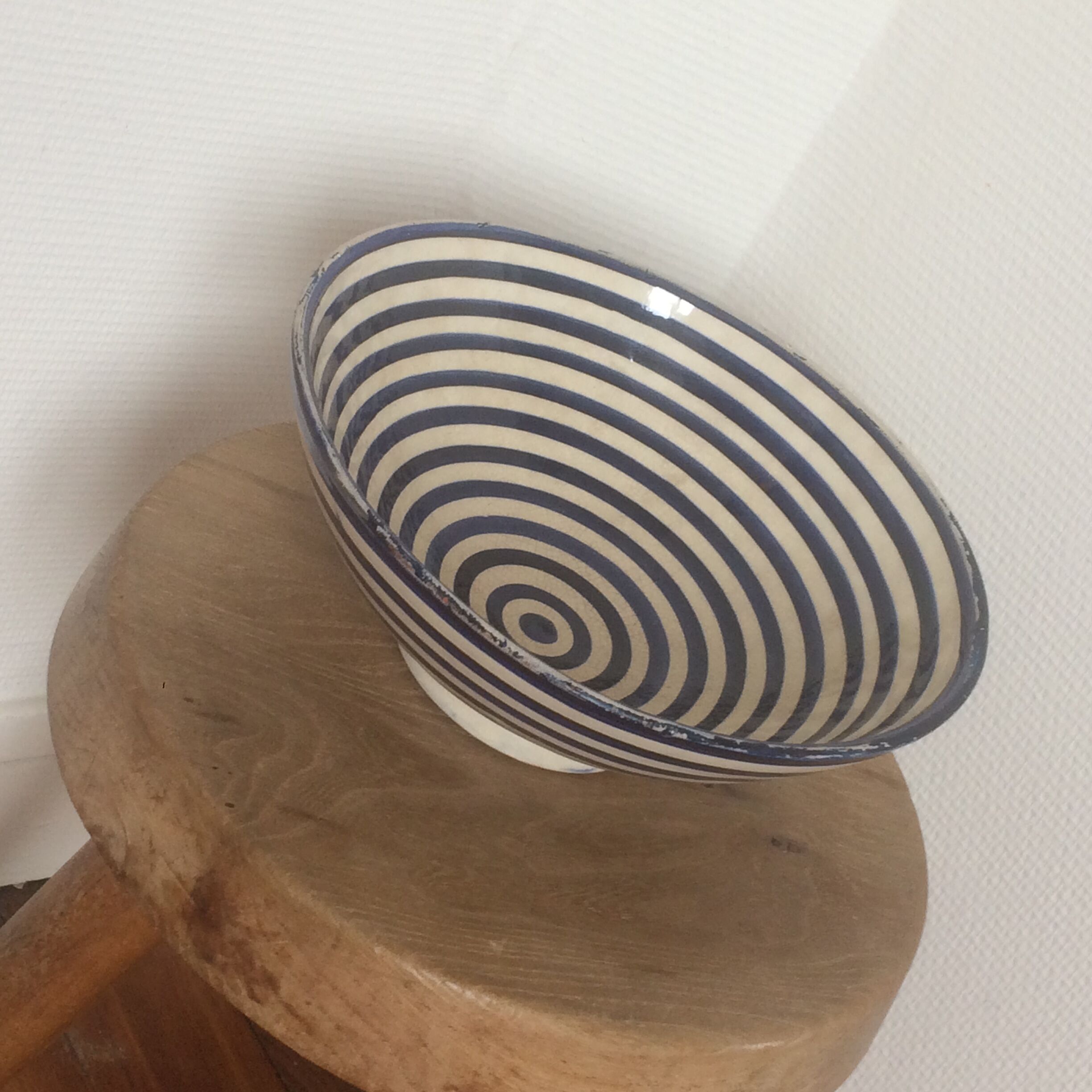Saladier en terre rayé bleu et blanc
