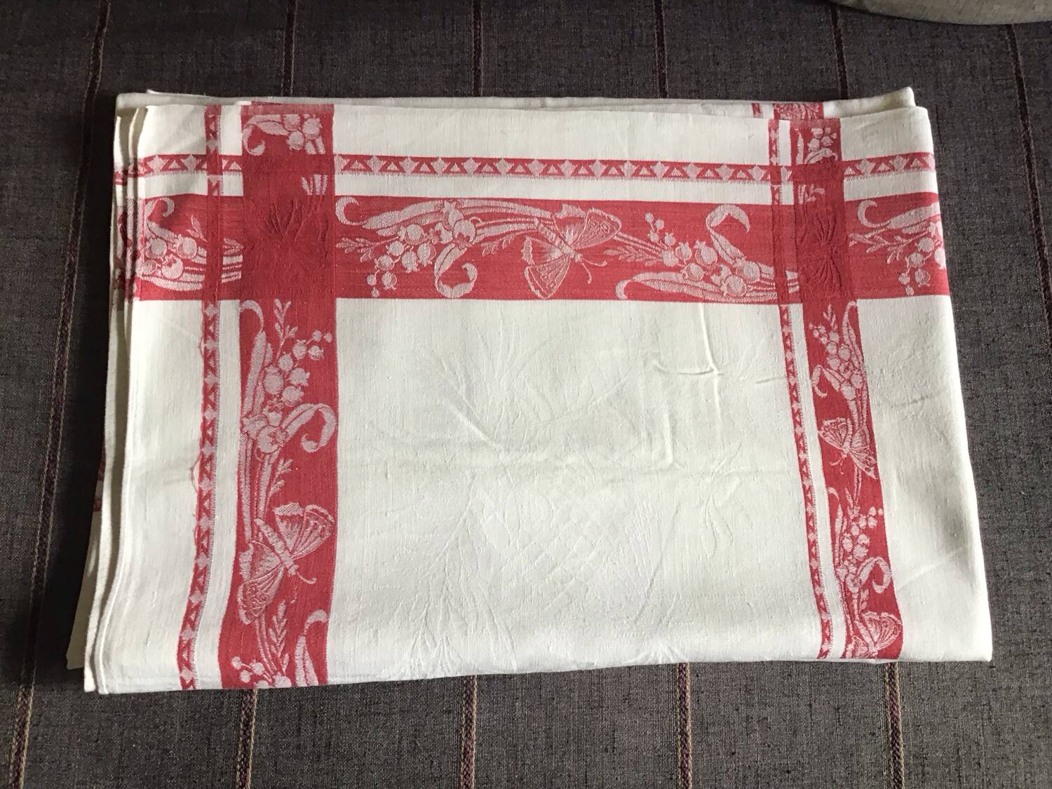 Grande nappe rouge et blanche vintage