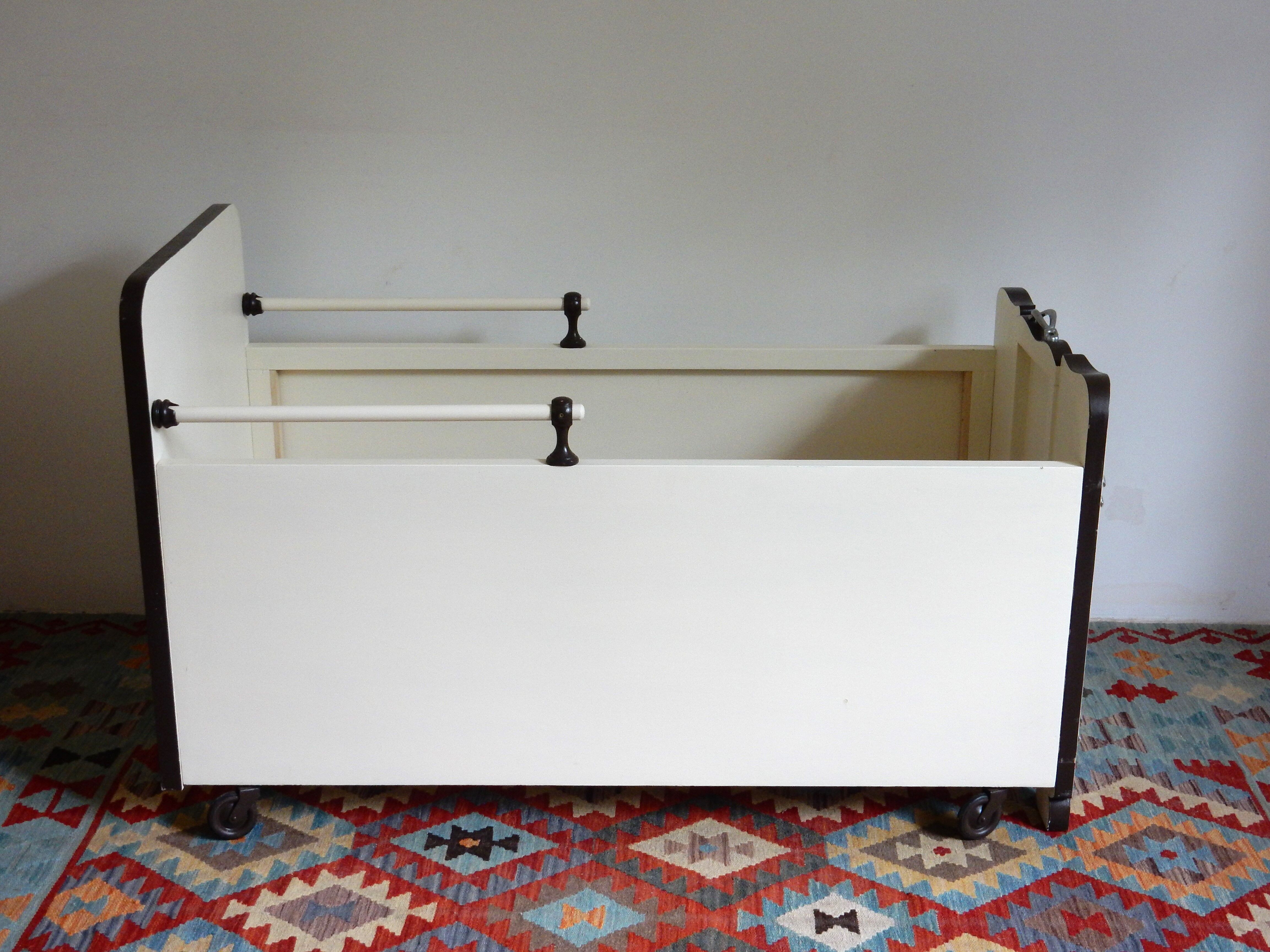 Lit roulotte décor hirondelles des années 40