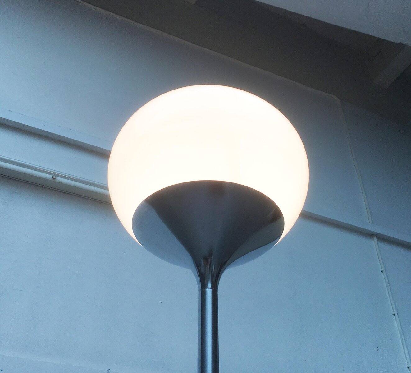 Flash floor lamp from the Italian mid-century space age by Guzzini.