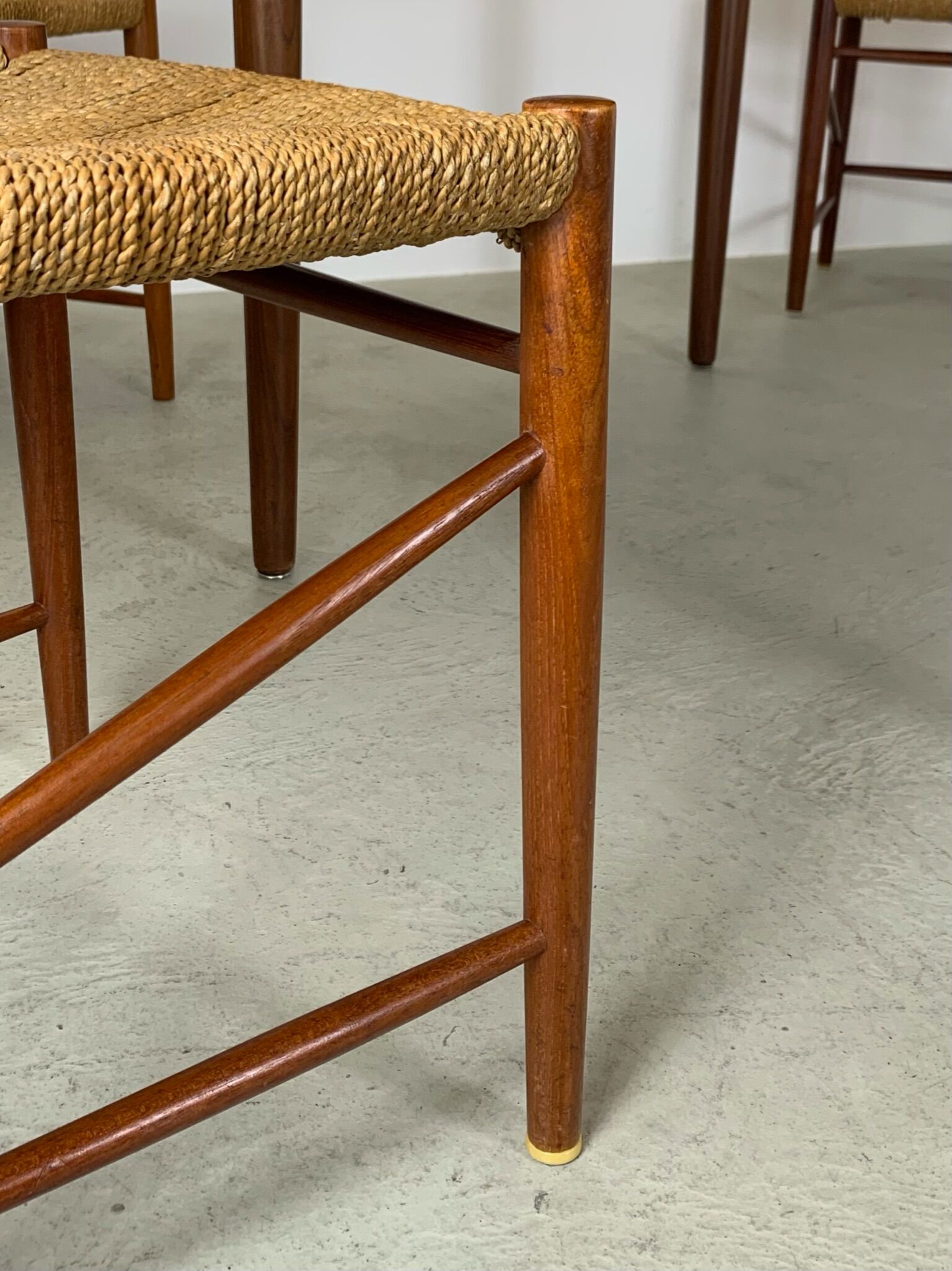 Extendable table by Gustav Bahus with 4 chairs by Peter Hvidt