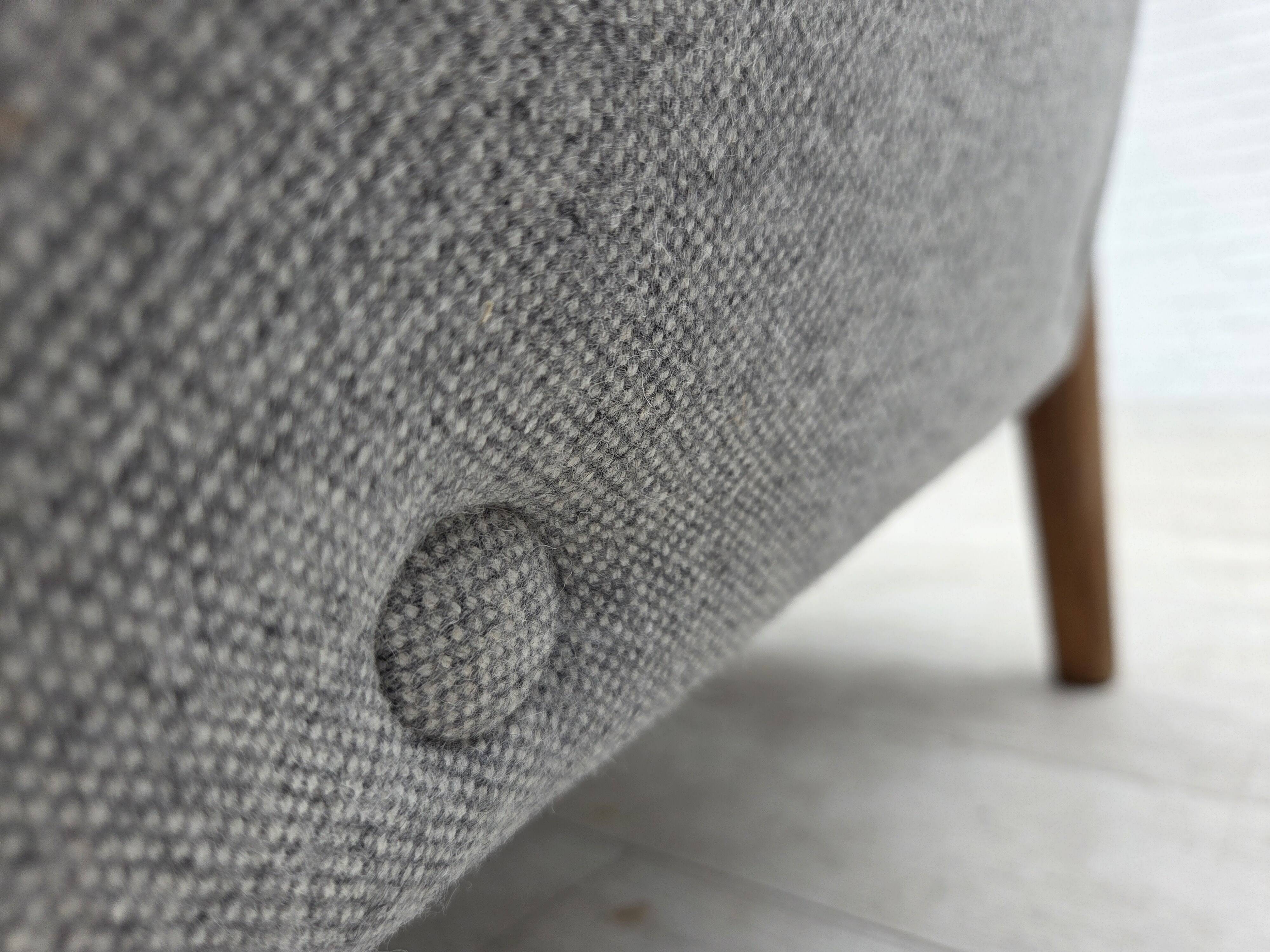 Design danois par Arne Hovmand-Olsen, canapé 3 places modèle 490, refait à neuf.