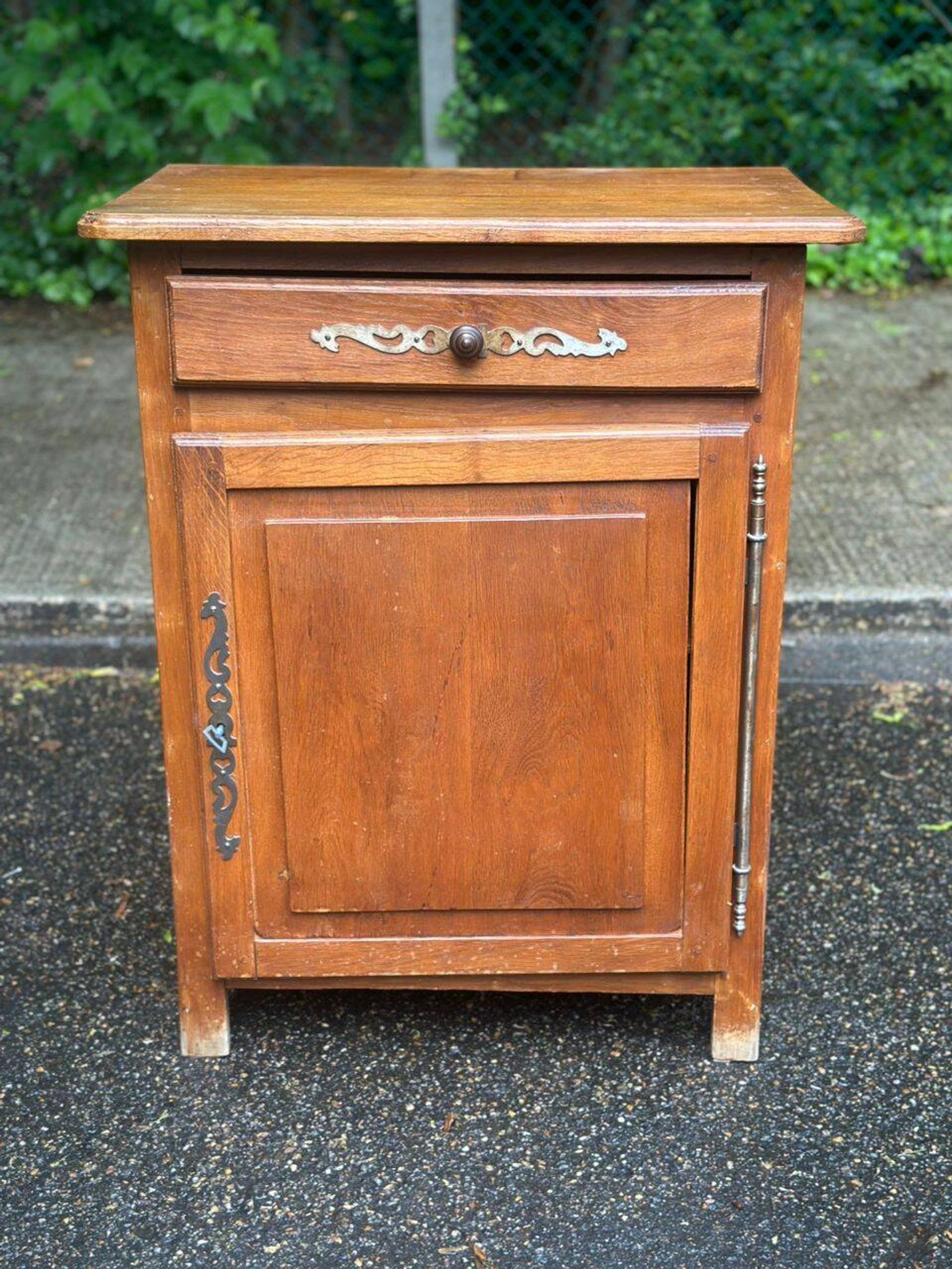 Buffet commode vintage en bois massif du XIXème siècle