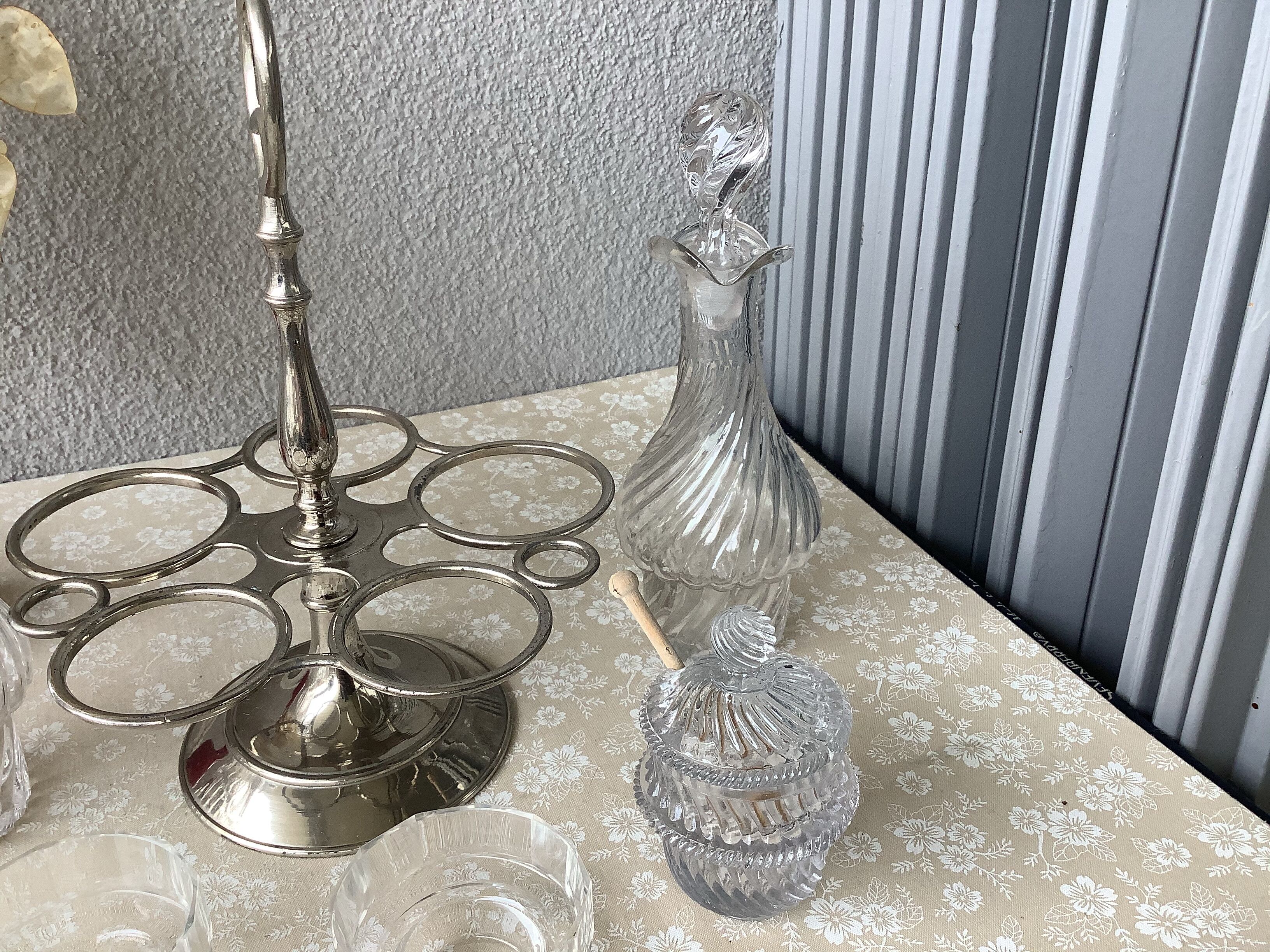 Serviteur huile et vinaigre sel poivre et moutarde
