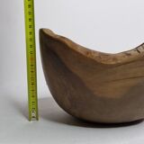 Saladier sculpté en bois d'olivier, signé