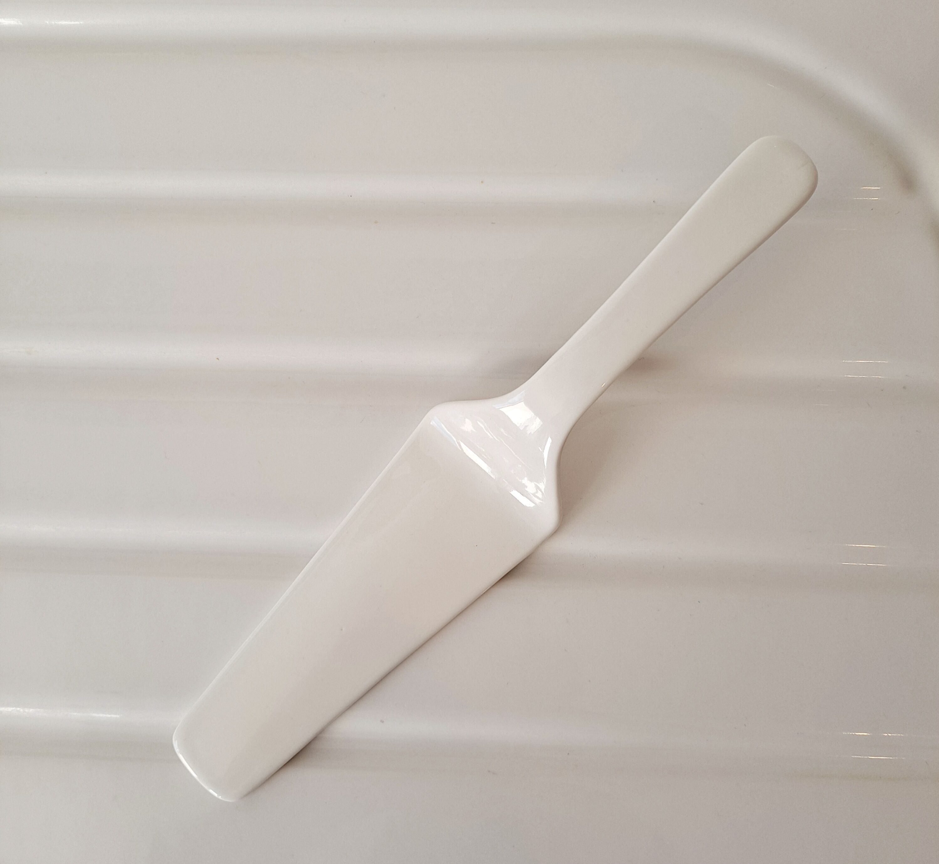 White porcelain pie shovel