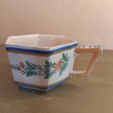 Hexagonal cup signed Henriot HR Quimper 7. Good condition.