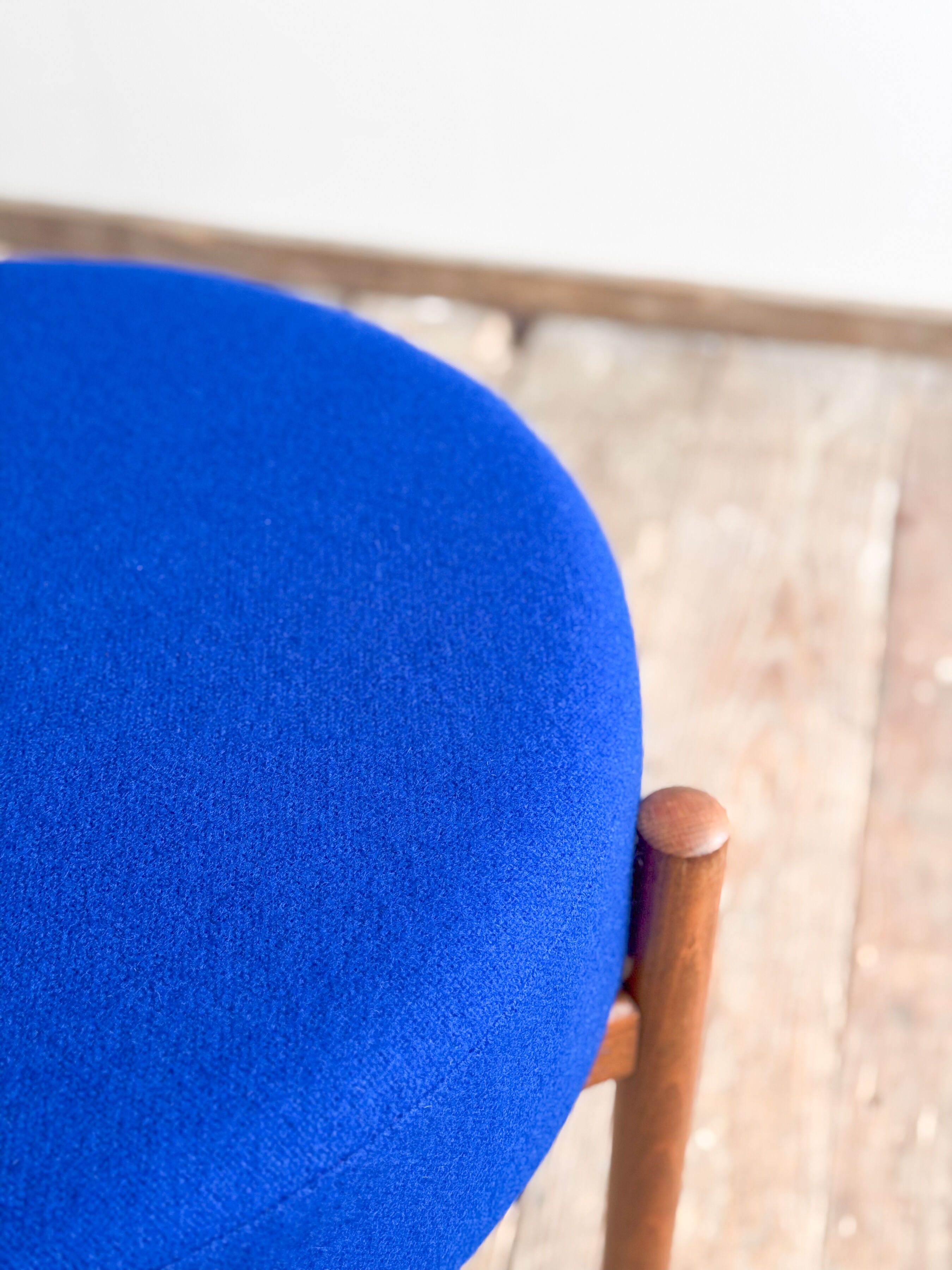 Tabouret Mid-Century en bois avec tissu Kvadrat bleu royal, design danois