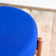 Tabouret Mid-Century en bois avec tissu Kvadrat bleu royal, design danois