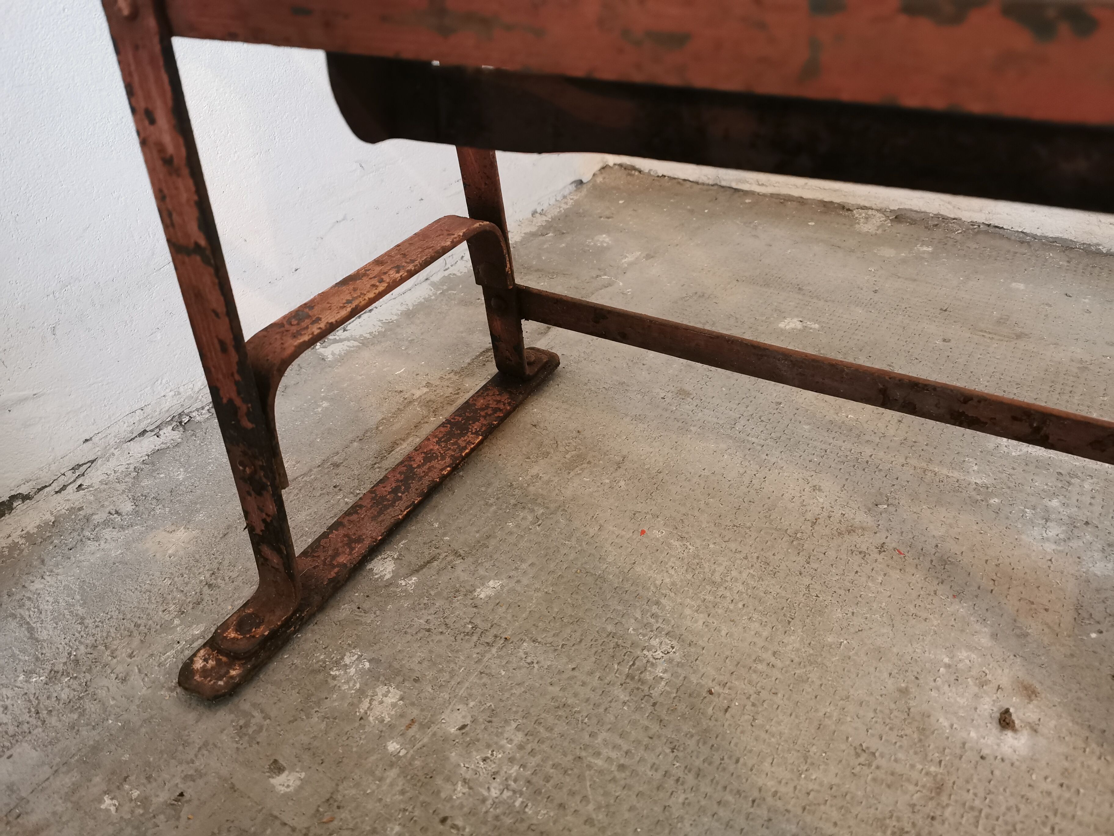 Theatre bench, folding seats