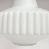 Cette lampe décorative en verre opale est une création de Louis Kalff pour Philips.