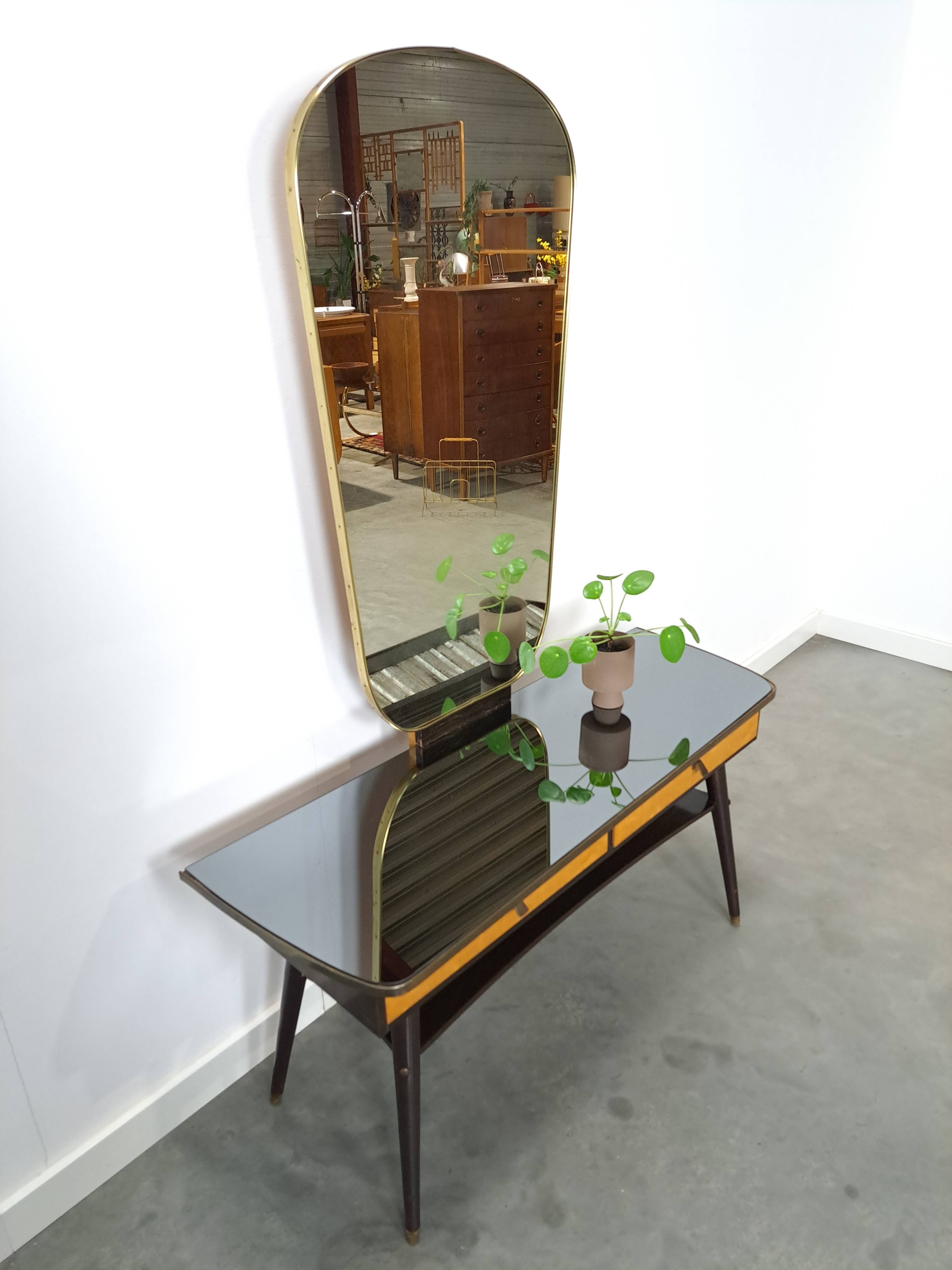 Sidetable met lades en grote spiegel met gouden rand, kaptafel