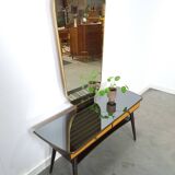 Sidetable met lades en grote spiegel met gouden rand, kaptafel