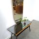 Sidetable met lades en grote spiegel met gouden rand, kaptafel