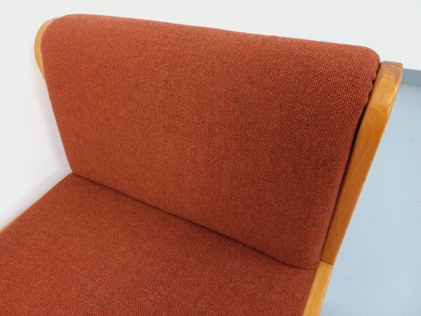 Fauteuil chauffeuse Fröscher vintage en tissu orange et bois des années 70 80