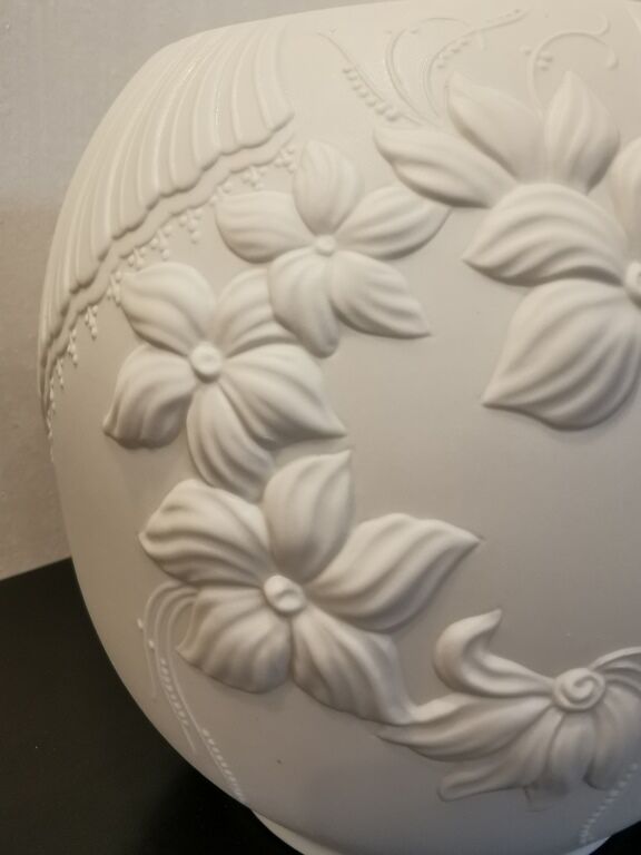Vase en biscuit blanc signé Kaiser  M FREY Kaiser ( Germany)
