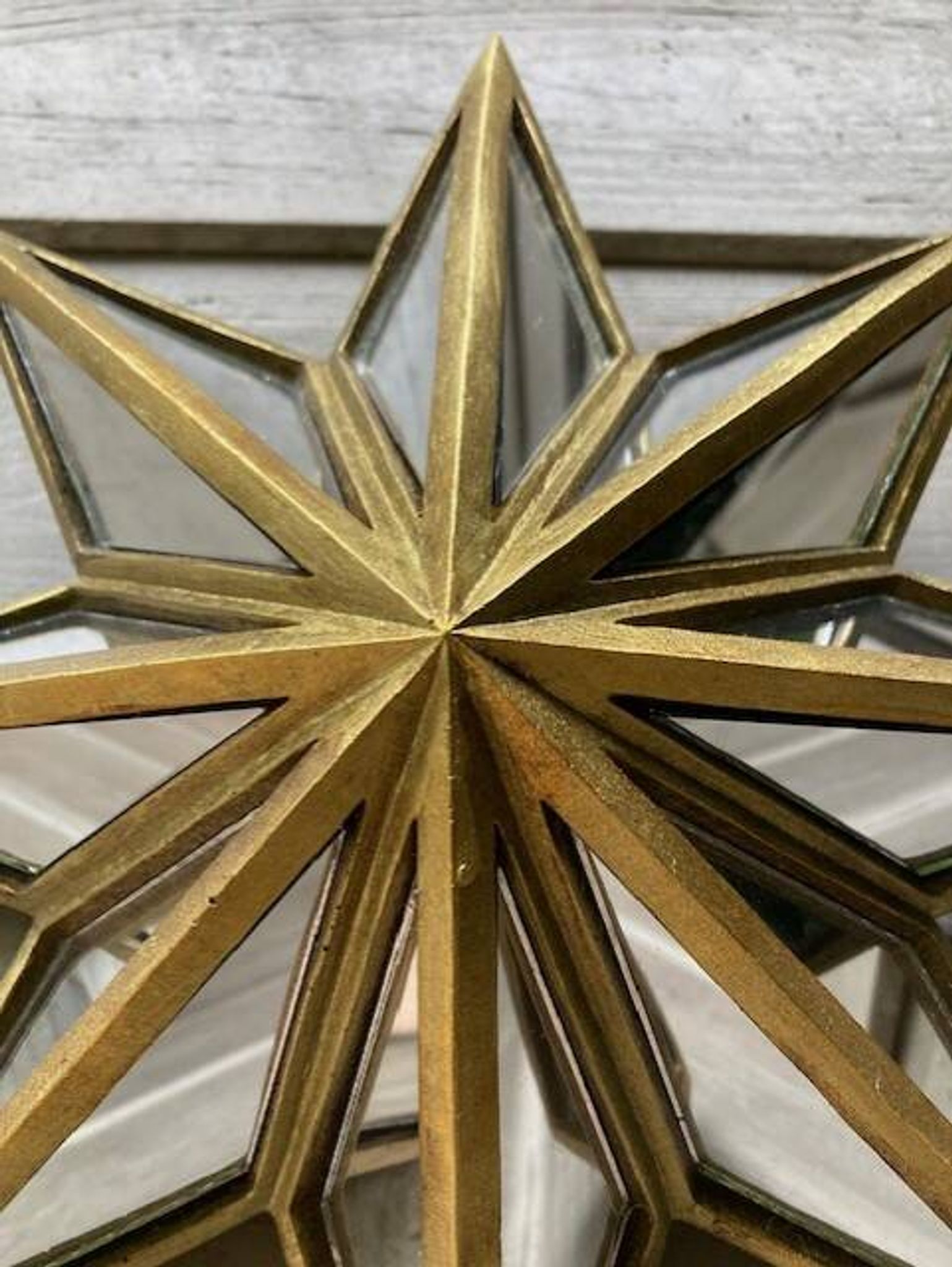 Star-shaped mirror