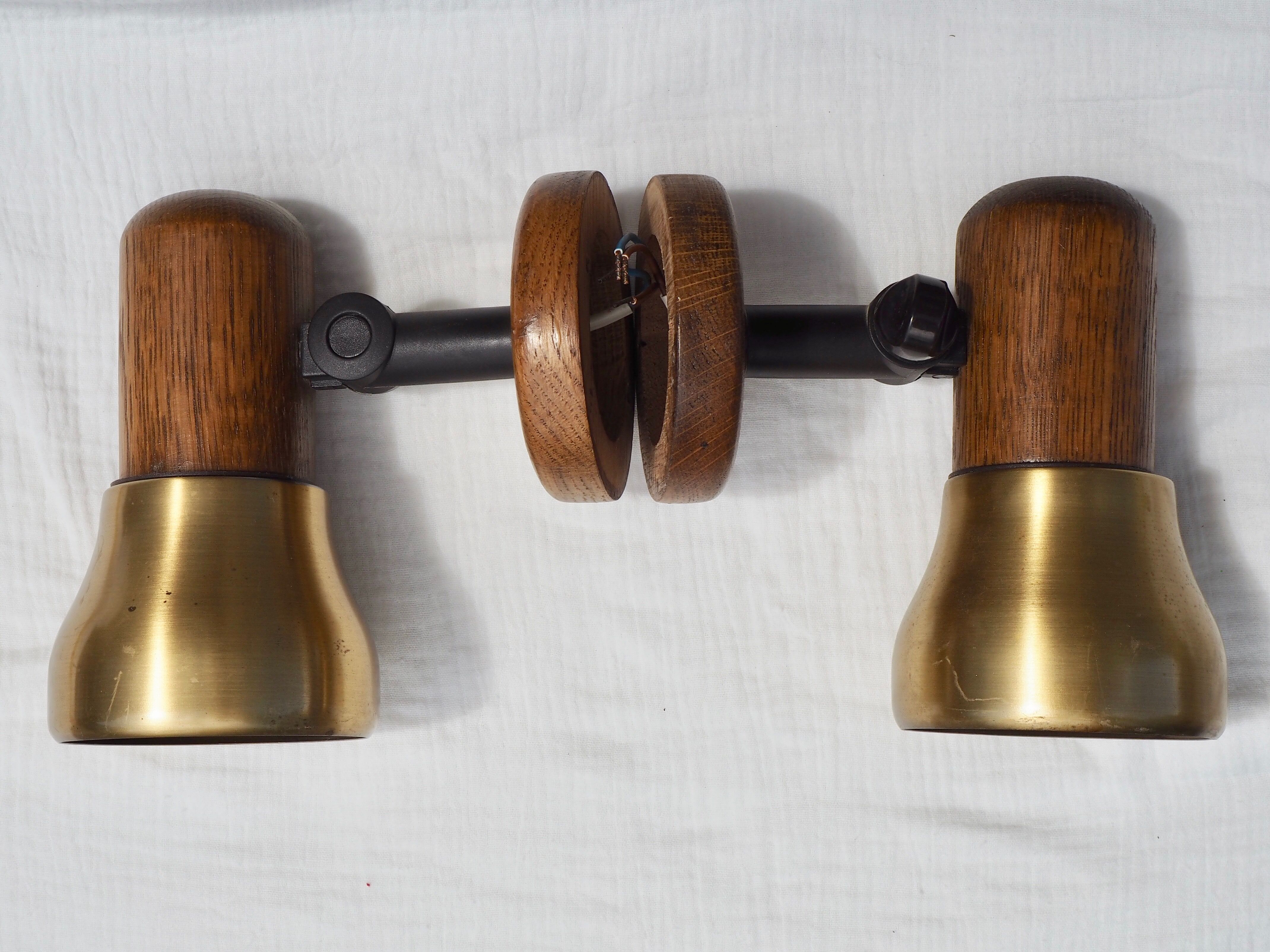 Paire d'appliques en bois et métal doré