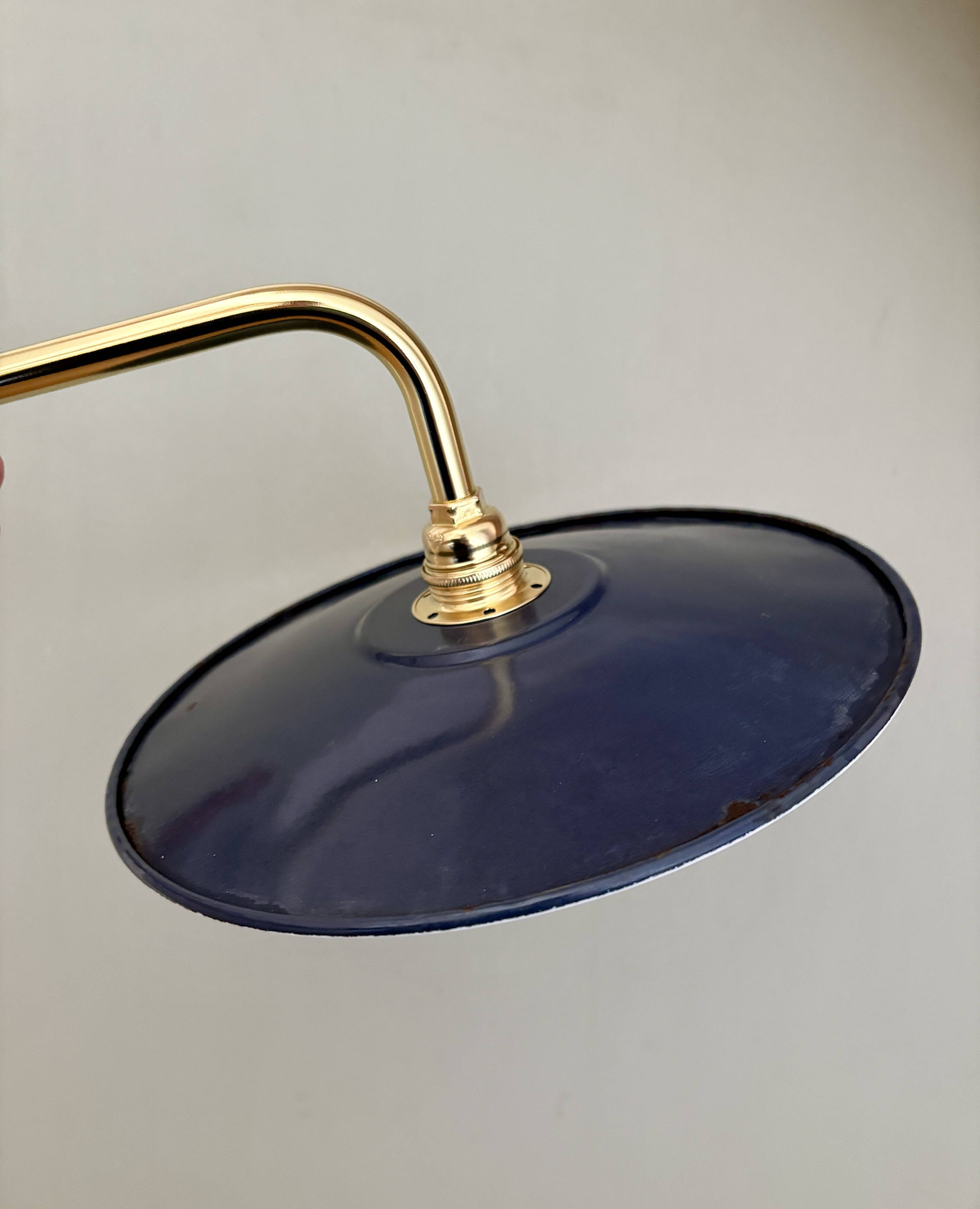 Applique coudée abat-jour vintage en tôle émaillée bleue