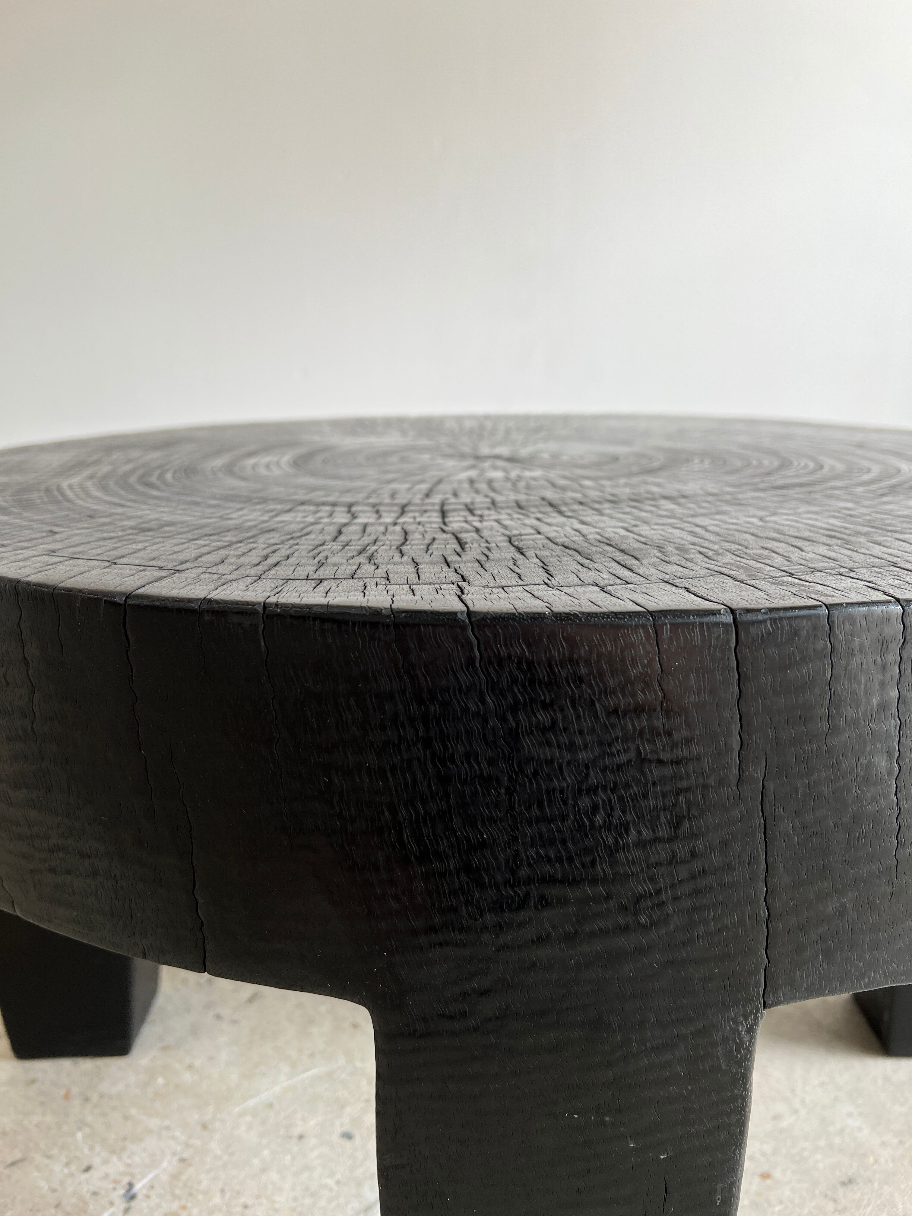Coffee table en bois massif monoxyle noir