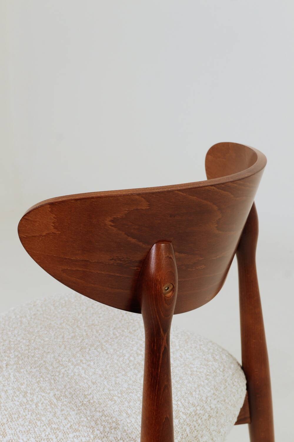 Set of 6 dining chairs, teak color wood, bouclè upholstery