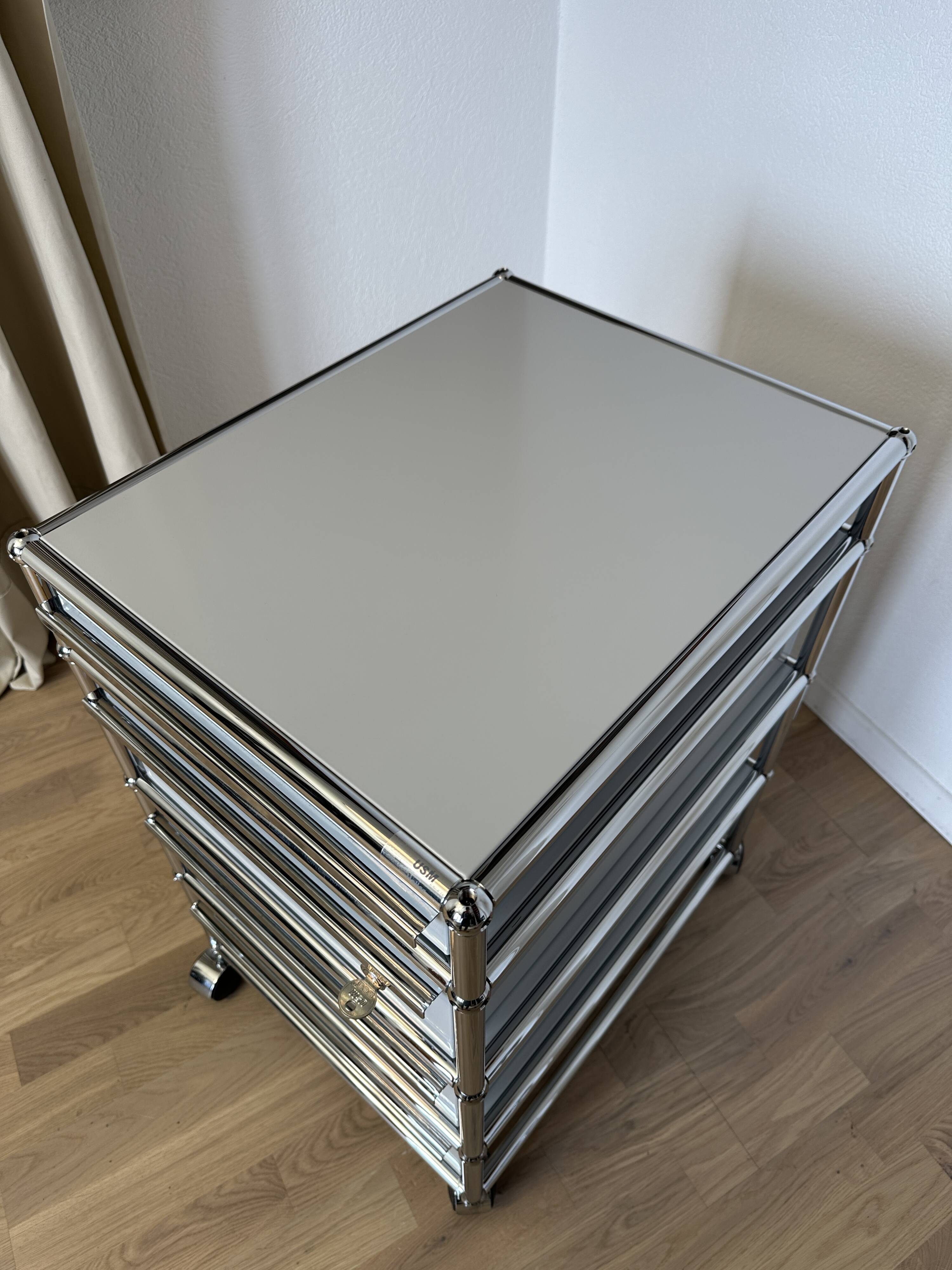 USM Haller wheeled caisson in light grey