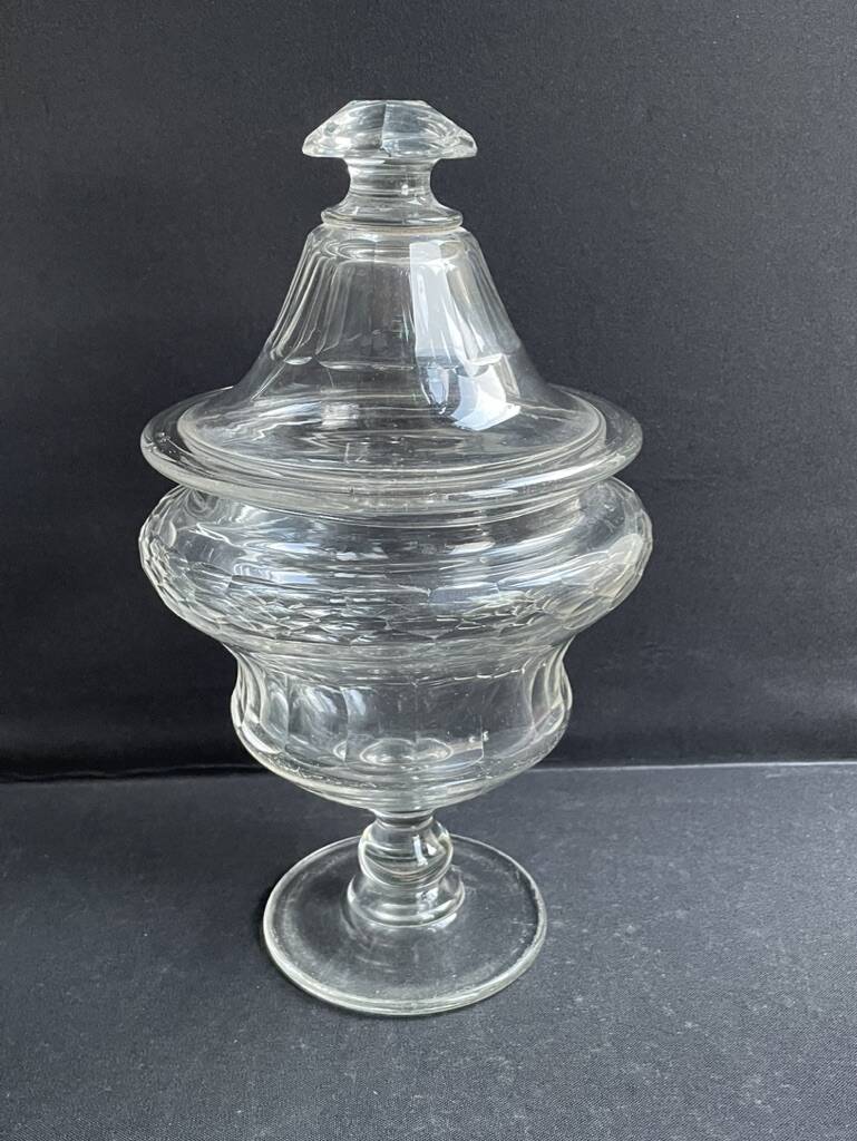 Drageoir with lid - Cut blown glass – 19th century