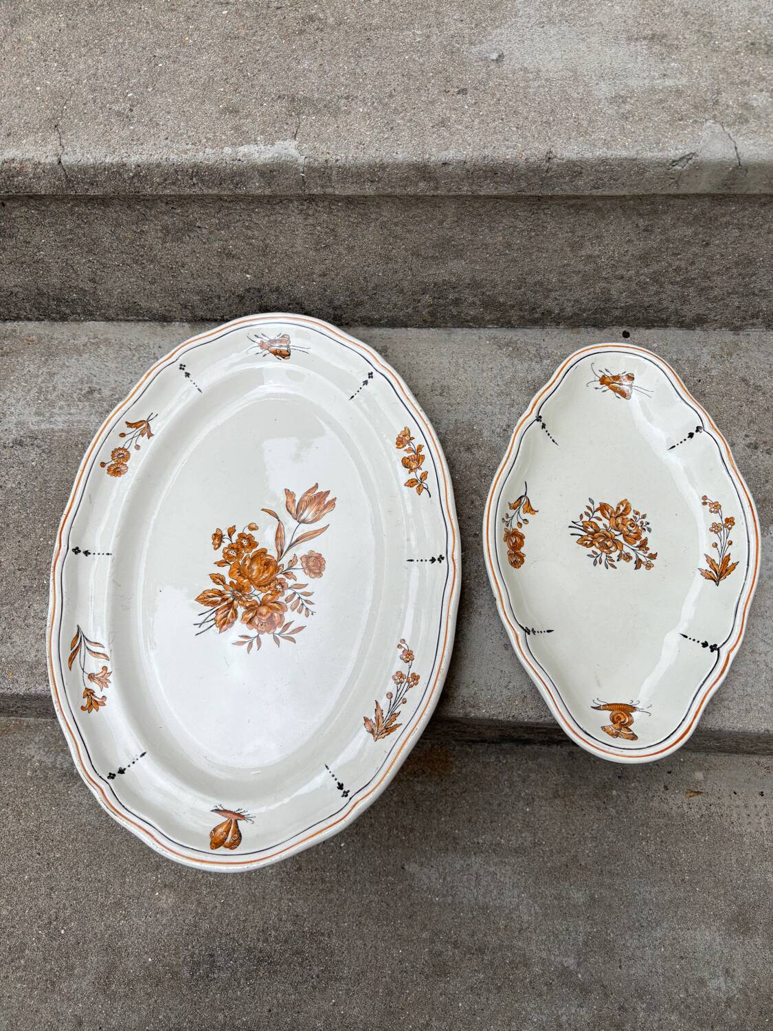 Duo of old plates Condé Longchamp – Terre de Fer, floral decoration & in