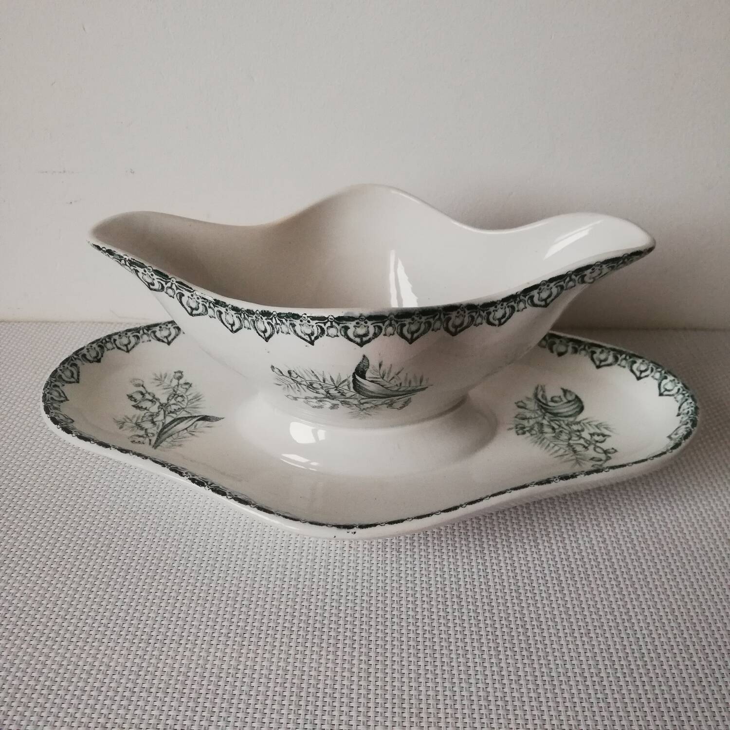 Gravy boat